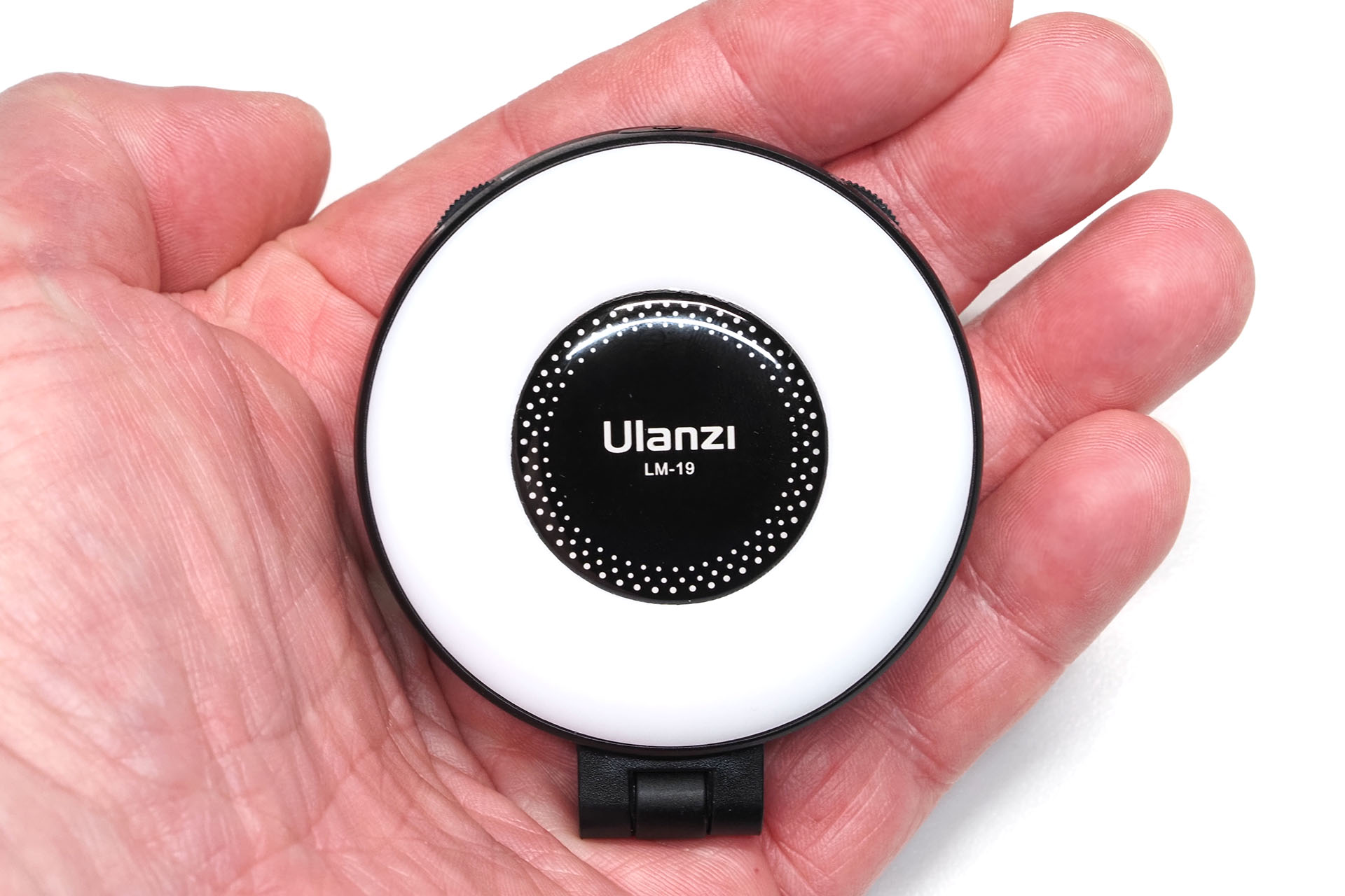 Ulanzi「LM19」は直径約6cm×厚さ約2cmのMagSafe対応スマートフォン用LEDライト。単体でもLEDライトとして使える。