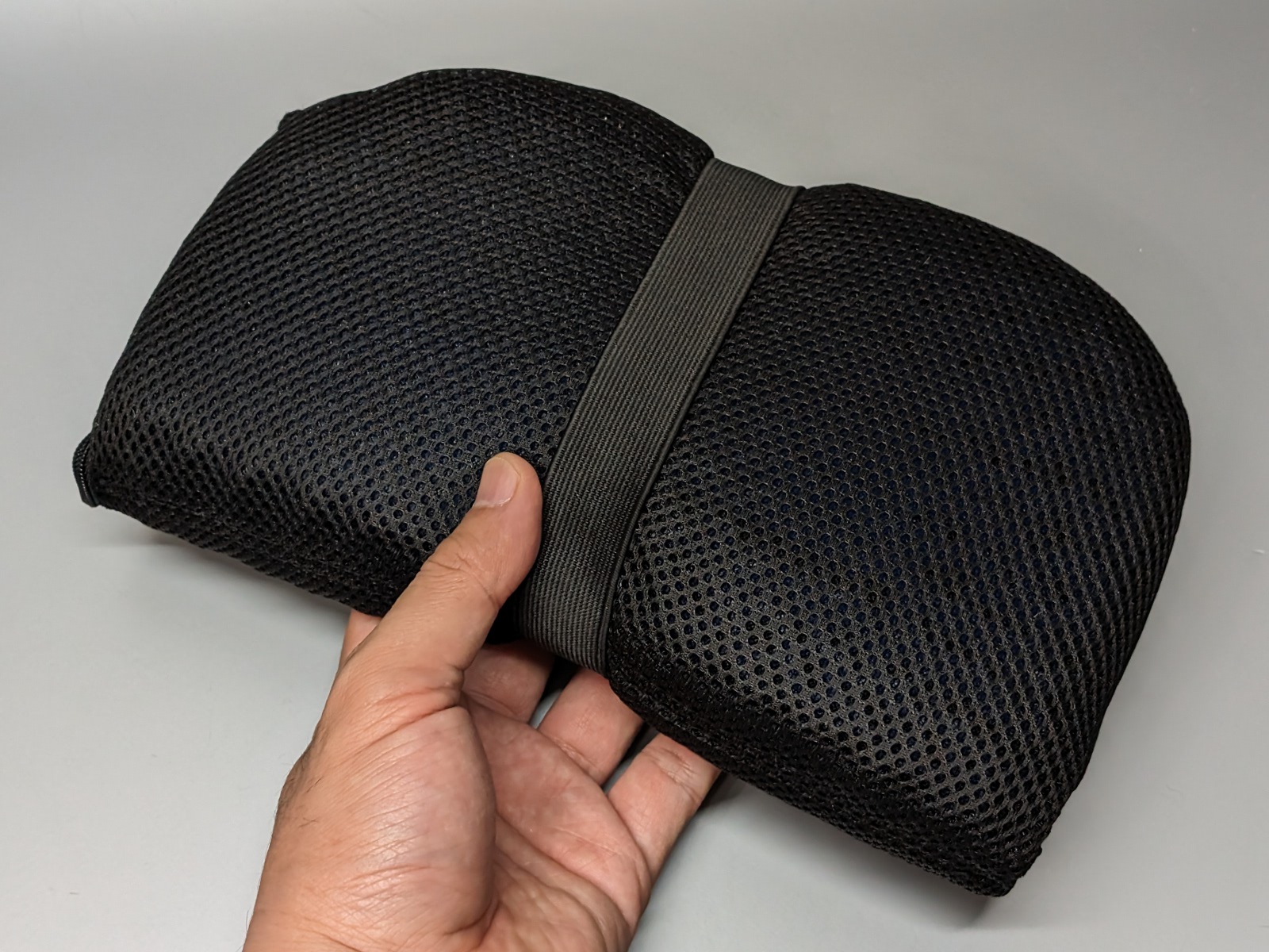 取り出した状態。二つ折りで収納されている