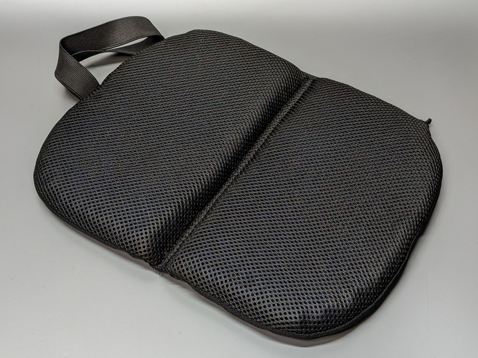 クッションとして使える状態になる。ちなみに裏面は滑り止めの素材が用いられている