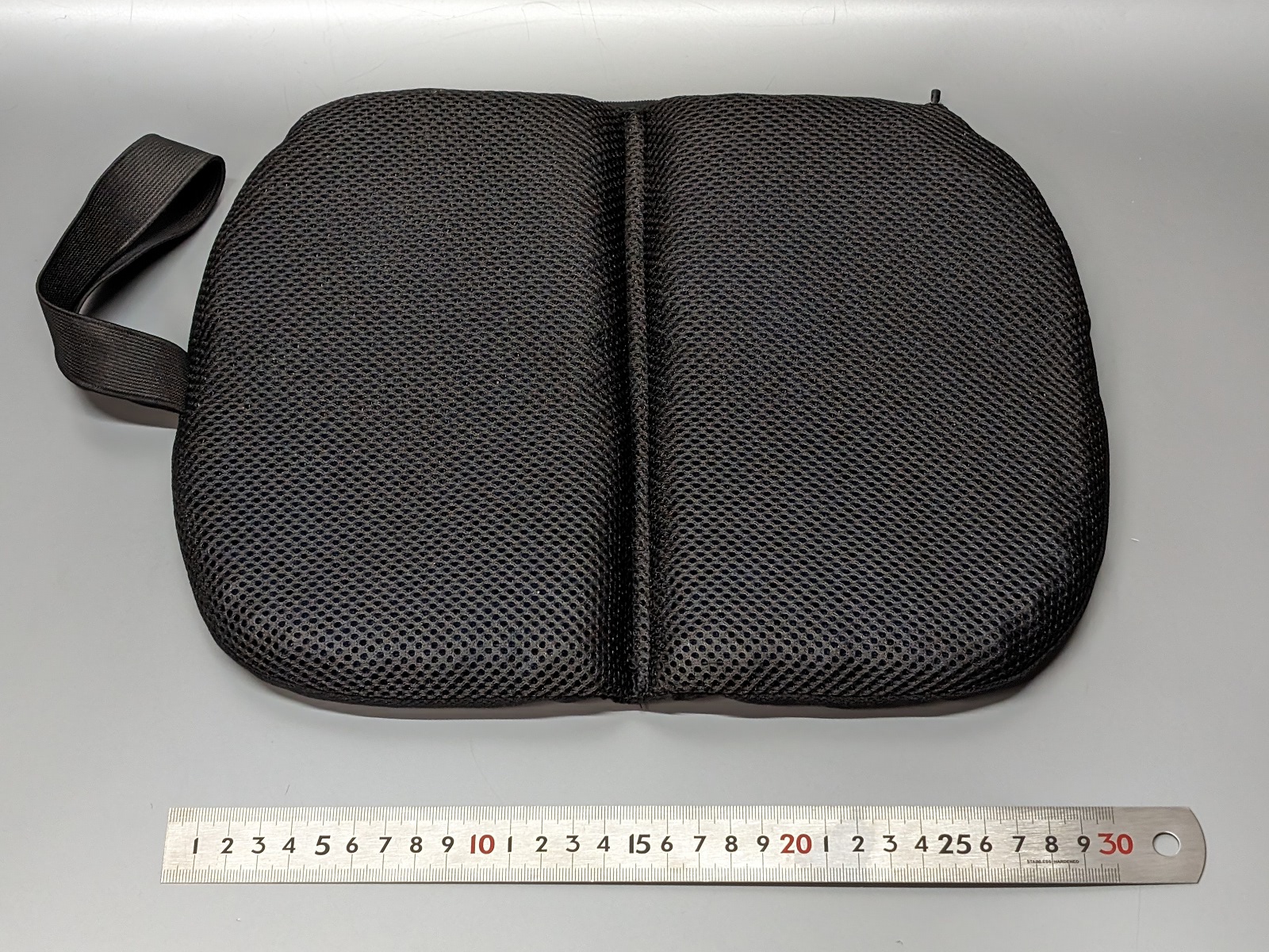 幅は30cmほど。二つ折り時と比較するとかなり大きい印象だ