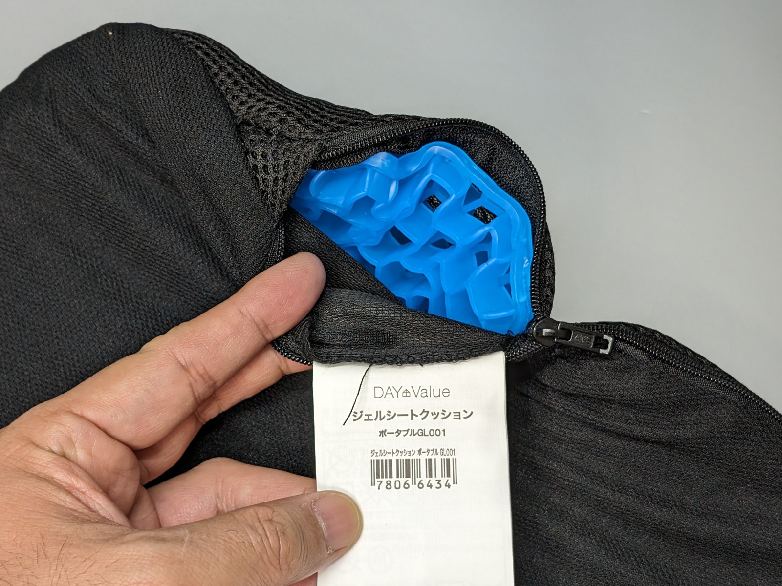 内部にはハニカム状のジェルシートが封入されている