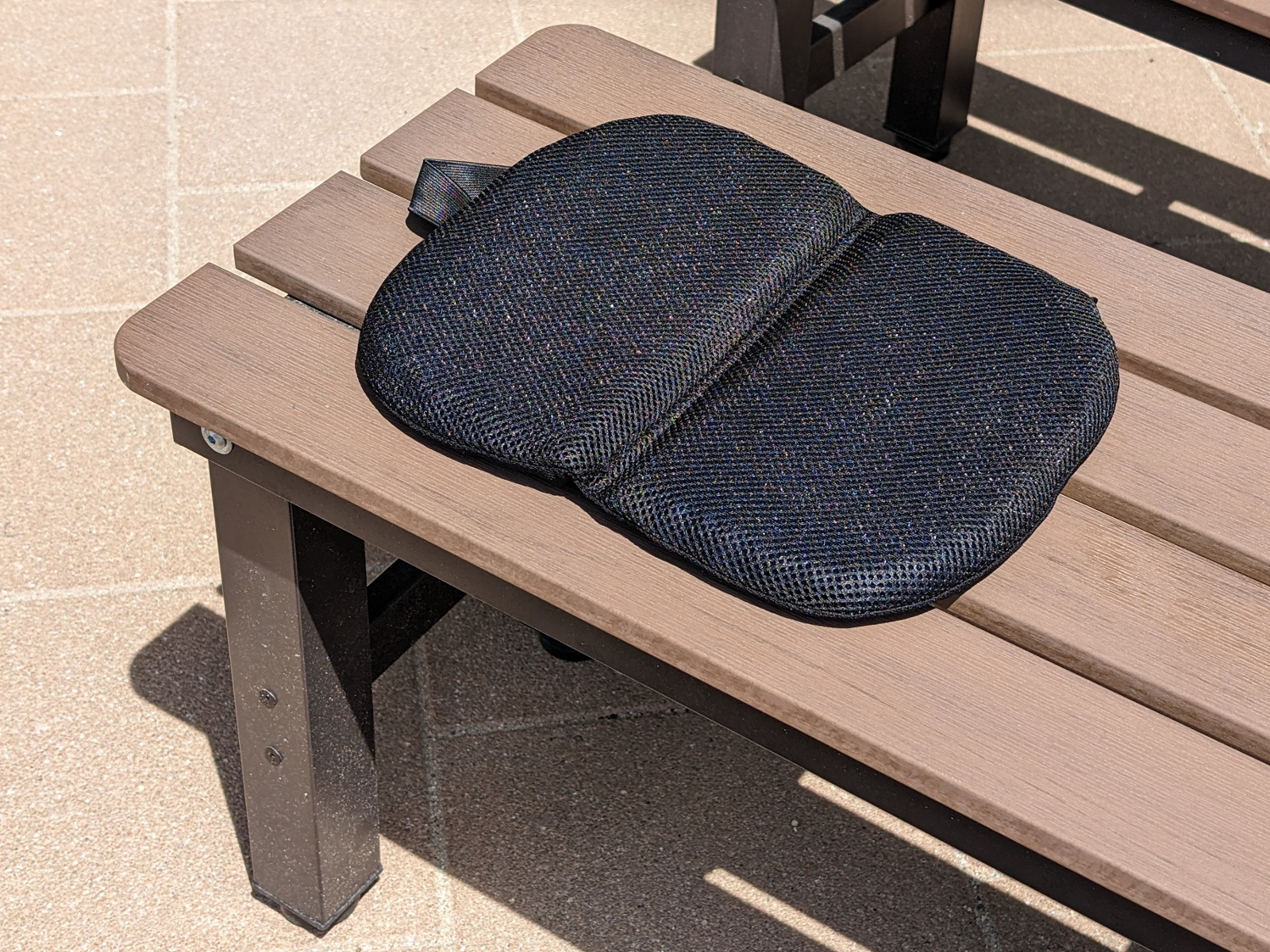 実際にベンチに設置したところ。この写真だけでもかなりの厚みがあるのが分かる