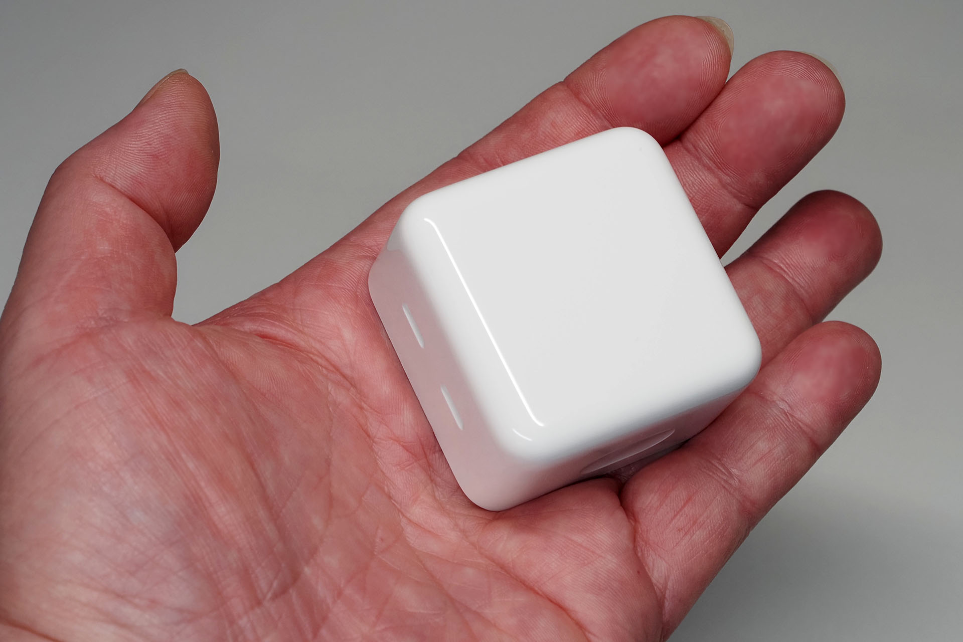 Apple「デュアルUSB-Cポート搭載35Wコンパクト電源アダプタ」。2つのUSB-Cポートが使用でき、1ポートのみ使った場合は最大35W出力を使える。