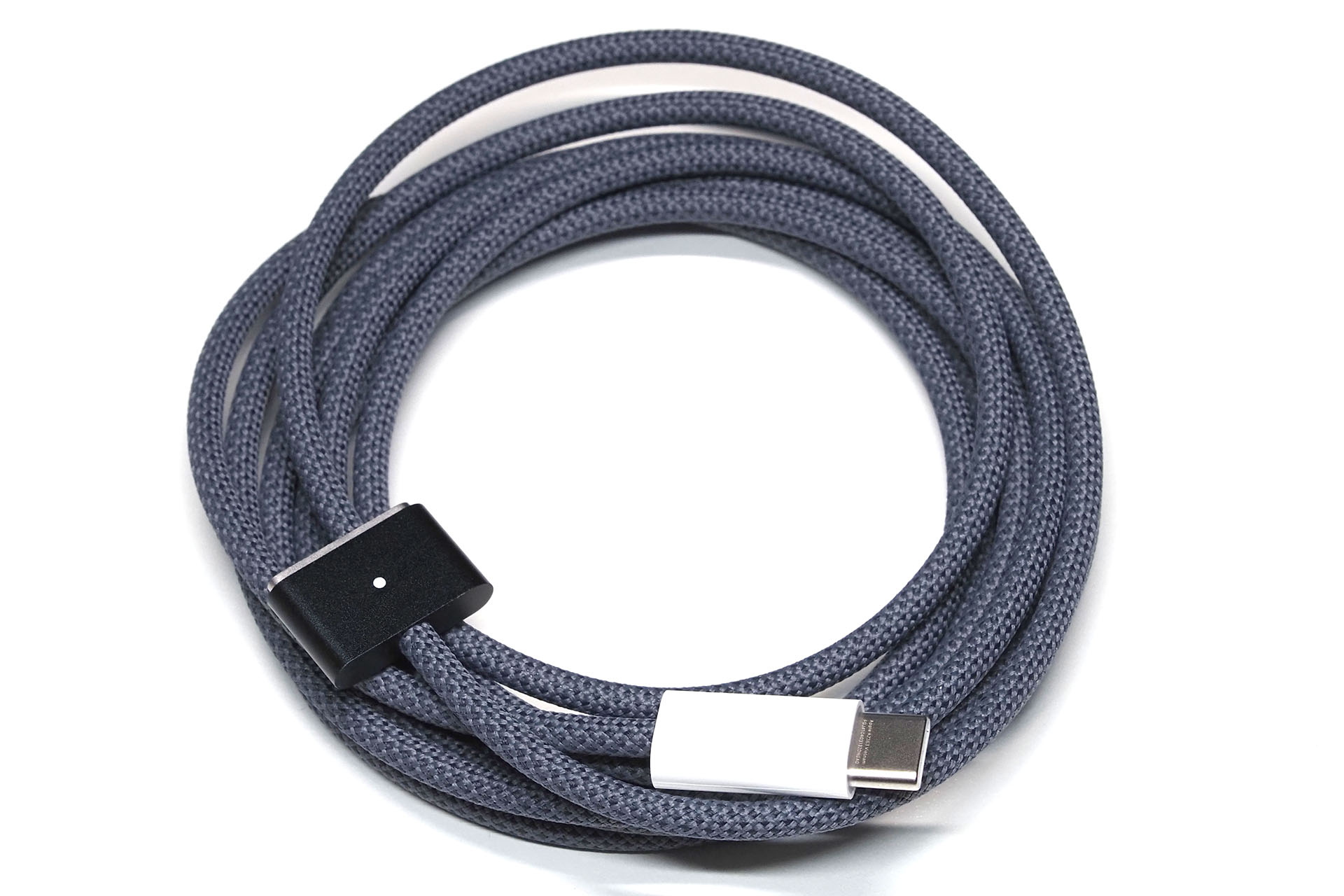 MacBook Airボディ色に近いブルーな感じのMagSafeケーブルが付属していた。USB-Cコネクター部はホワイトなのが残念っ！