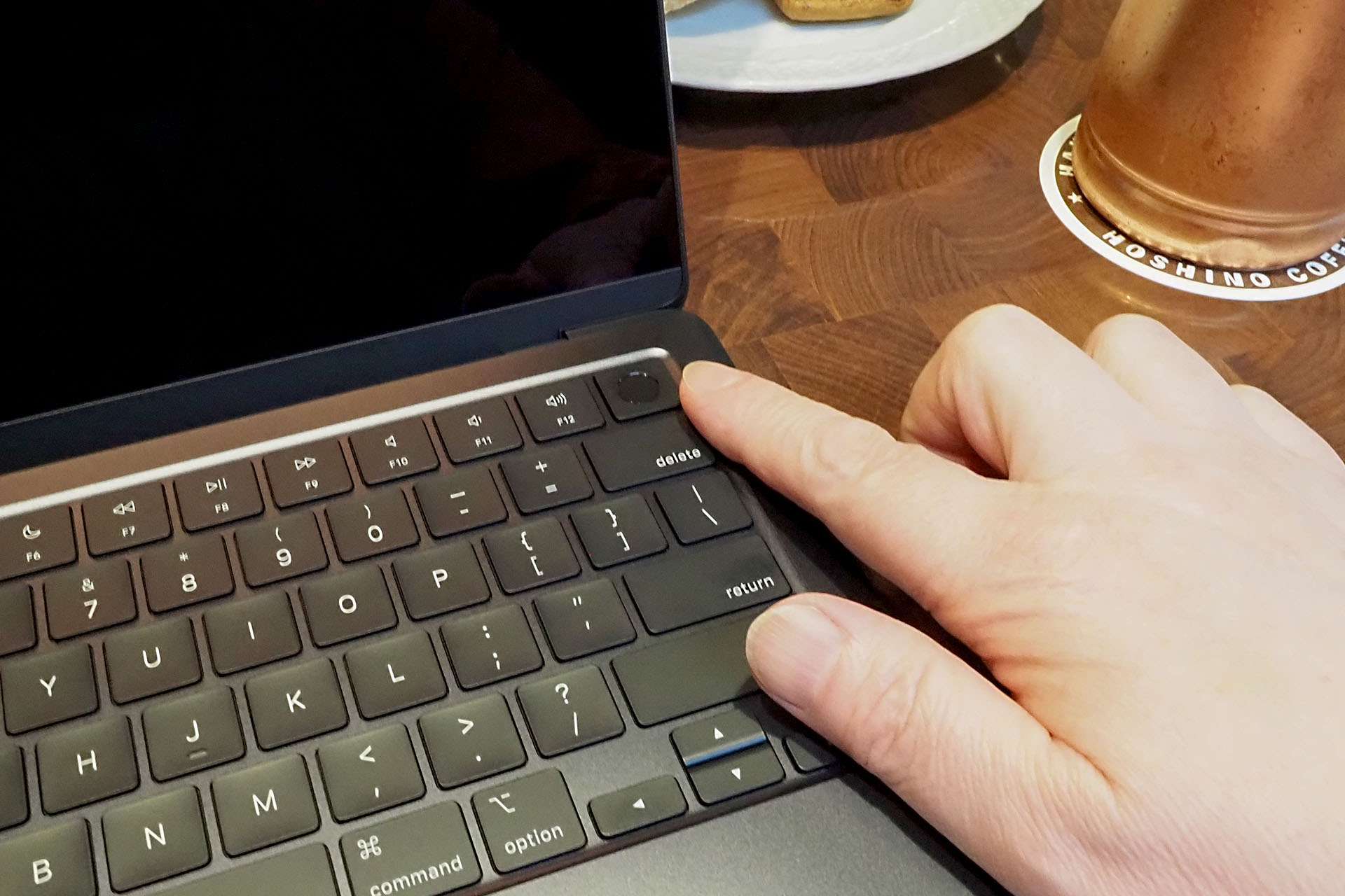 ディスプレイをパカッと開き、右上のTouch IDセンサー部に指先で触れれば、即座にスリープが解除されてログインできる。やっぱTouch ID便利っすわ〜。Face IDも使えるようになればいいが、まだMacでは使えるようになっていない。