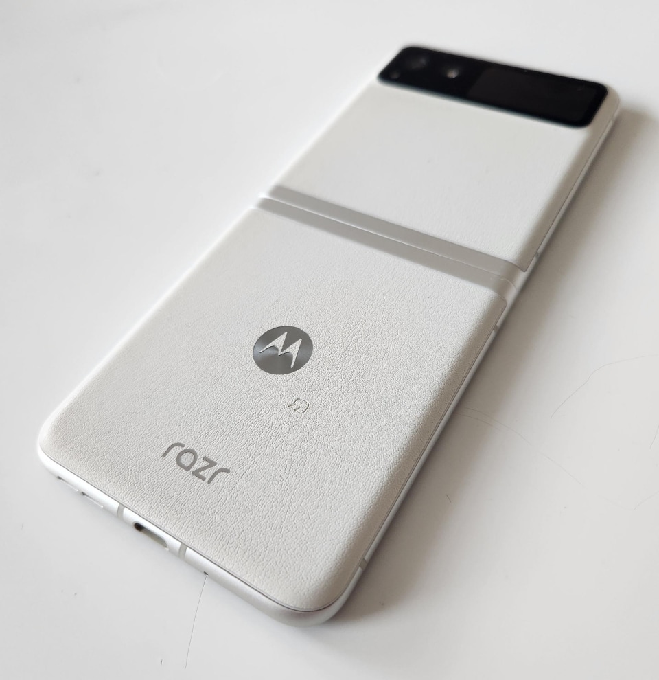トイプードルのストラップ付き、motorola razr 40用ケース - ケータイ