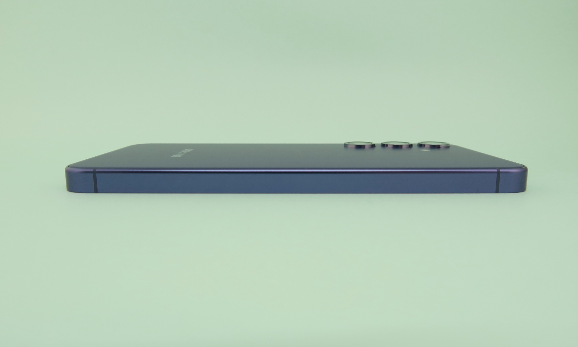 左側面にはボタン類が備えられていない