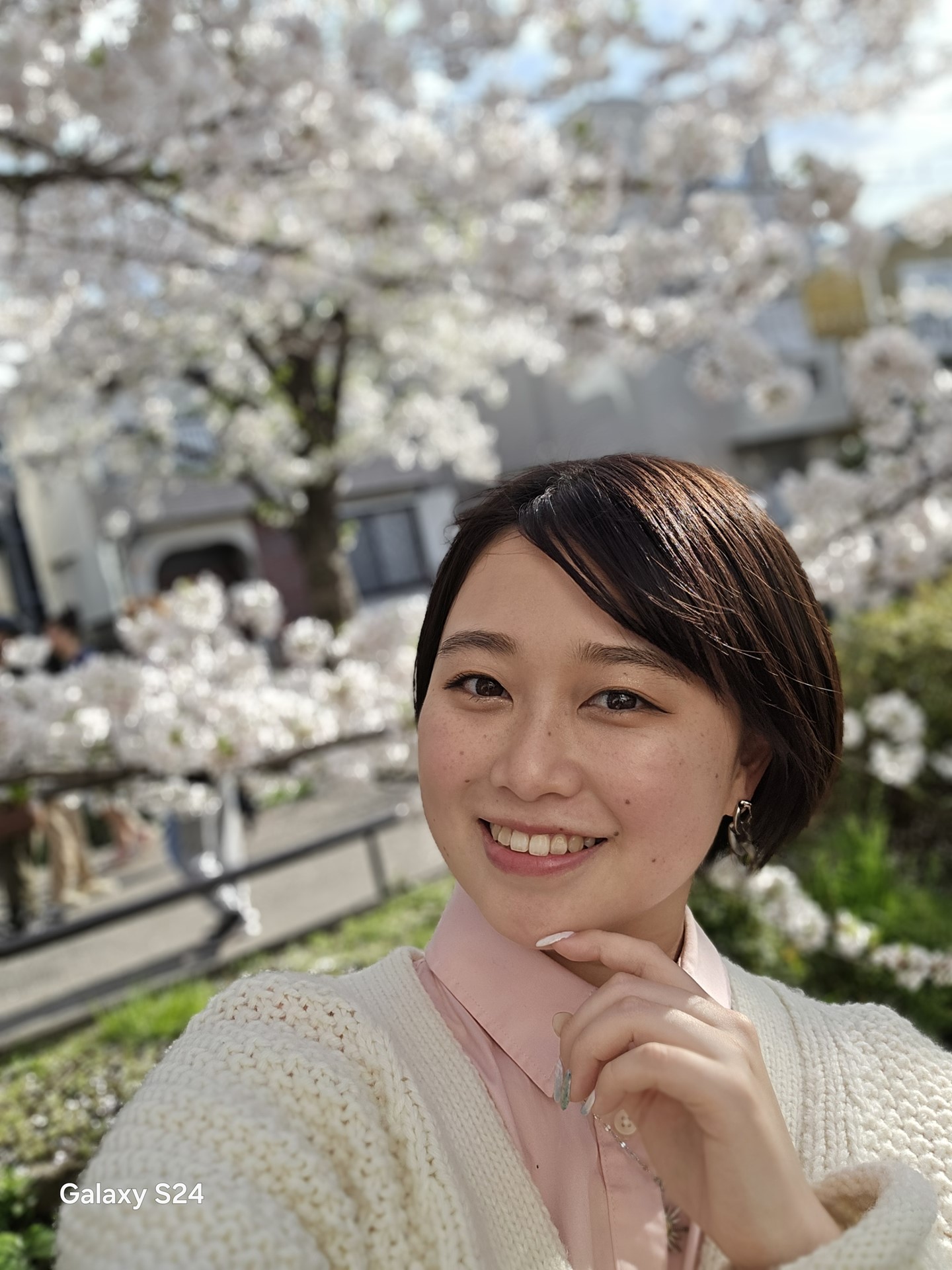 インカメラを使い、ポートレートで撮影。太陽光は右後方からなので、やや逆光だが、自然な色合いで、明るく撮影できている。インカメラは広角の切り替えが可能