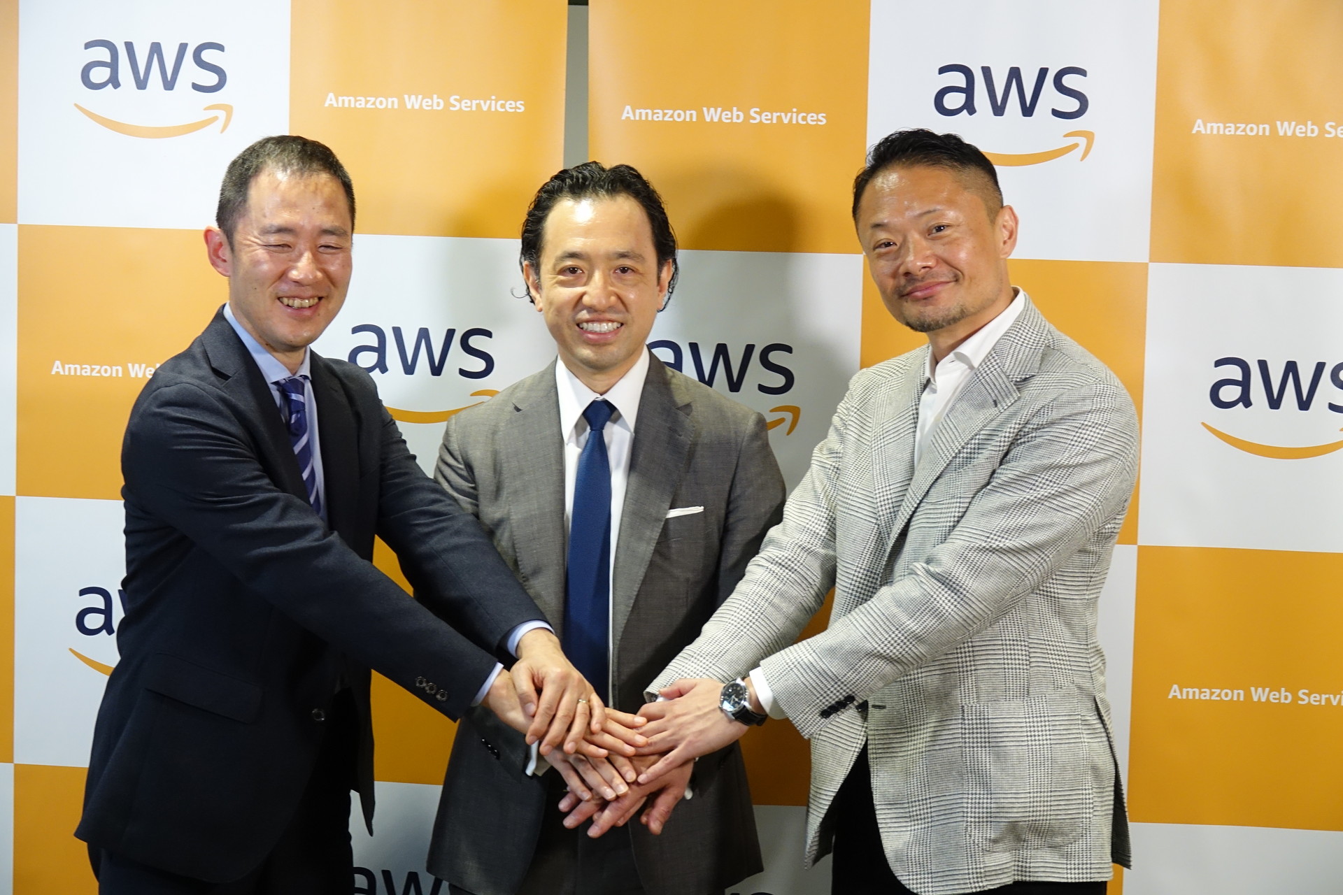 左からアマゾン ウェブ サービス ジャパン 飯田哲夫氏、SBI証券 助間考三氏、同 ハン・ギヒョン氏