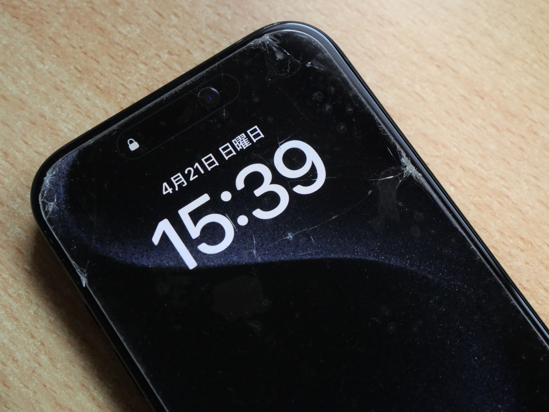 自転車に乗っていたらポケットから落ちてしまった「iPhone 15 Pro」。画面がかなり割れているように見えるが、あくまで貼っていたガラスフィルムが割れただけ