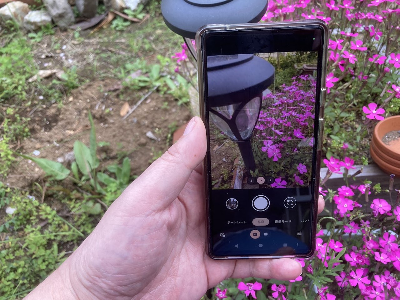 正解はこう。もう一台のスマホこの例では筆者のセカンドスマホであるiPhone SE（第2世代）で撮影していたりします。