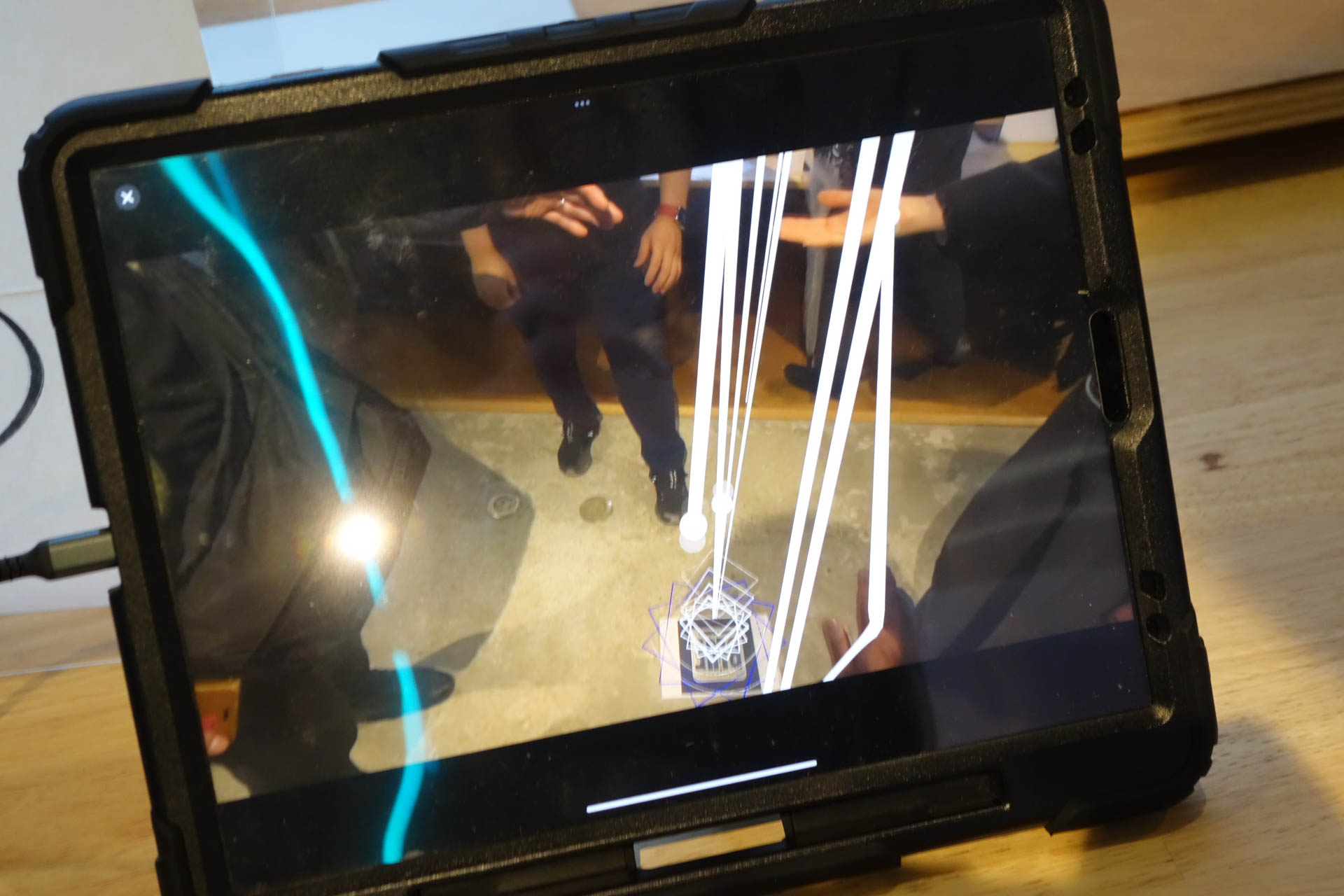 床に置いたマーカーからボールが飛び出るデモ。現実世界の映像がきれいで実在感が高いのがVision Proの優位性でもある