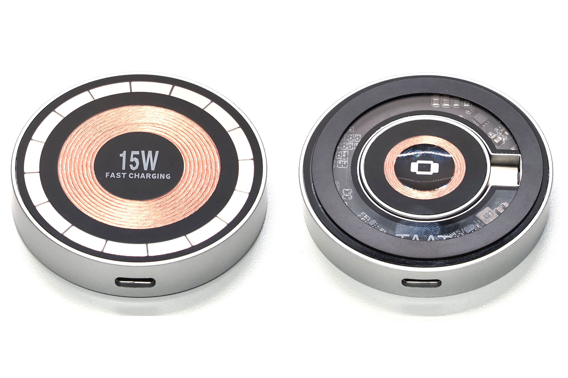 そこで市販のMagSafe充電器（単体品）に、スマートフォンケースなどをMagSafe吸着に対応させるためのスチールリングを貼り付けた。右が充電器裏側で、黒いのがスチールリング。なおこの充電器は裏側でApple Watchの充電が可能だが、スチールリングでMagSafeスタンドなどに吸着させる場合はApple Watch充電部分を外している（着脱可能なのダ）。