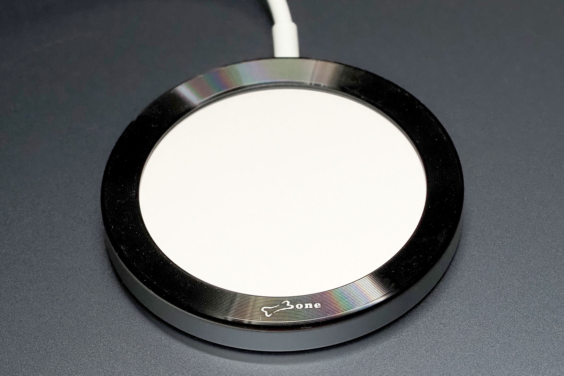 ペタリと貼り付け。さすが「ケースなどをMagSafe対応にするためのスチールリング」だけに、サイズがピッタリ！