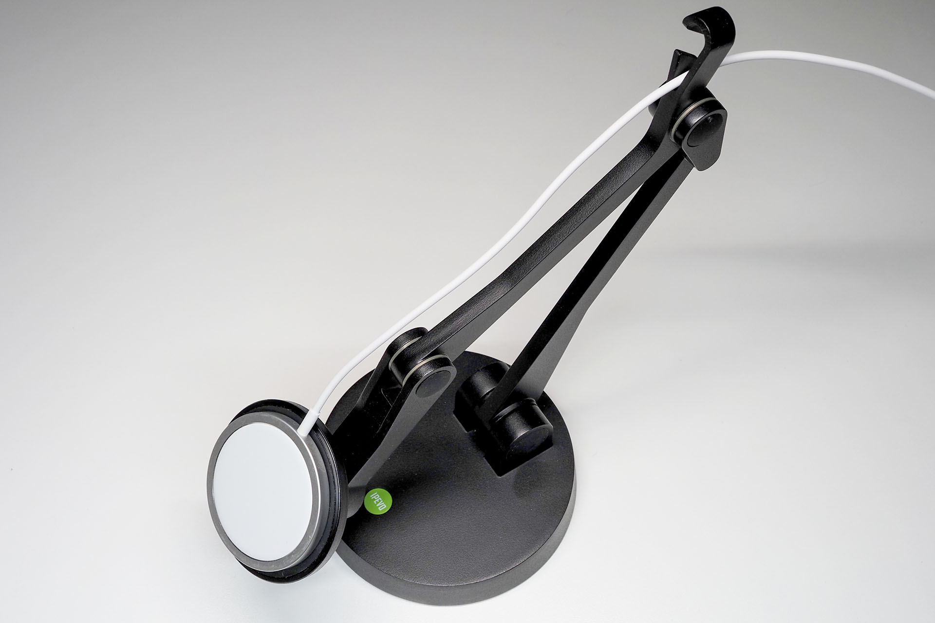 MagSafe対応スタンドにしっかり吸着！　もちろん充電可能！　MagSafe充電器の見えている部分にコイルがあり、その裏面は充電とは関係のない面なので、充電自体に支障が出たりはしない。