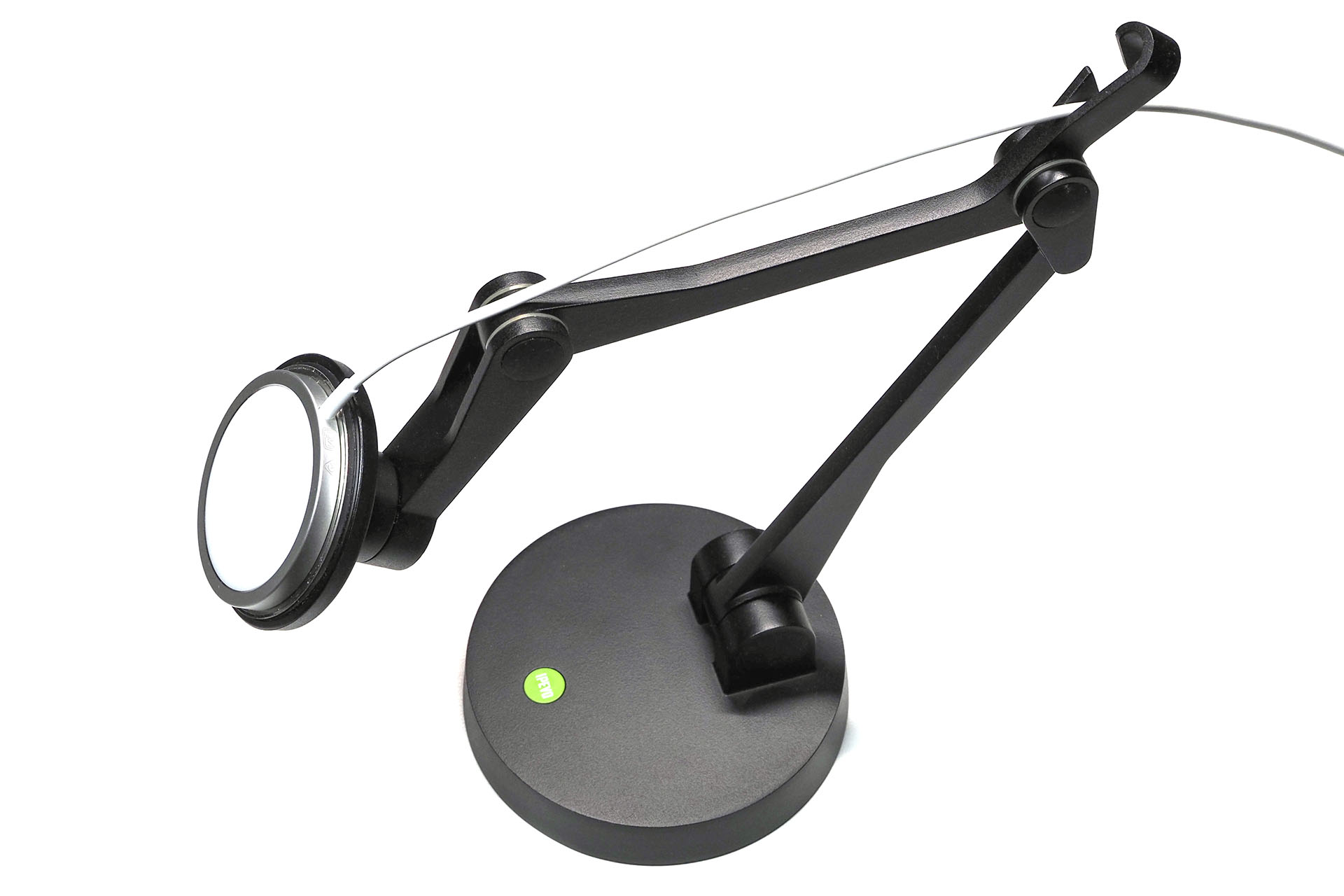 MagSafe対応スタンドにしっかり吸着した。このスタンドの場合、充電器を剥がすのが大変なほどガッチリと吸着された。もちろん、この状態でiPhoneを吸着させれば急速充電が行われる。