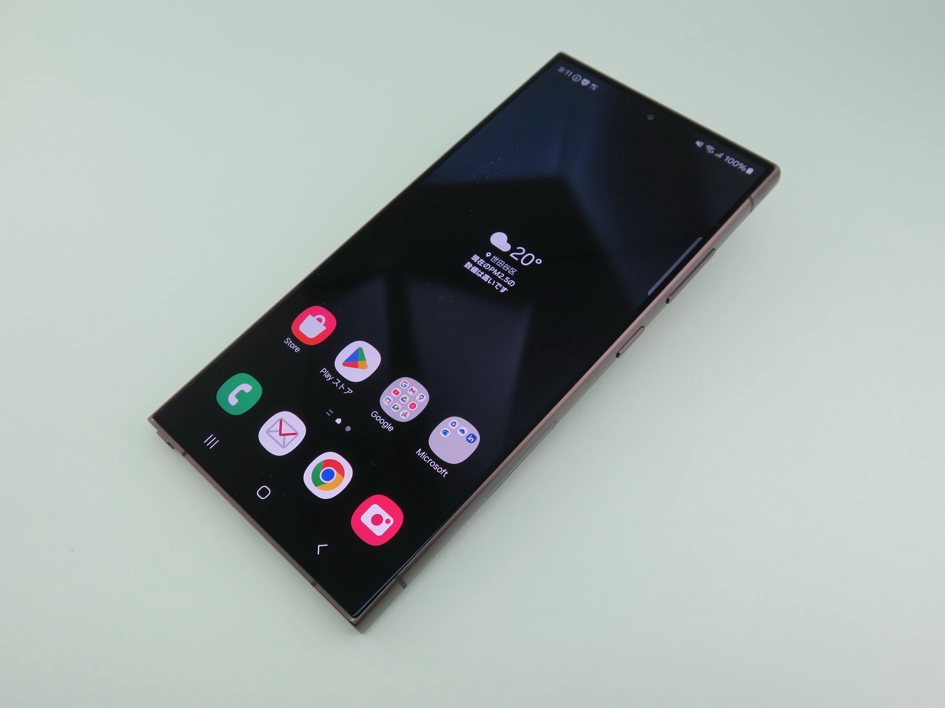 サムスン／NTTドコモ／au 「Galaxy S24 Ultra」、162.3mm（高さ）×79.0mm（幅）8.6mm（厚さ）、233g（重さ）、チタニウムブラック（写真）、チタニウムグレー、チタニウムバイオレットをラインアップ。auはチタニウムグレー、チタニウムブラックのみ、512GB版、1TB版はチタニウムブラックのみ