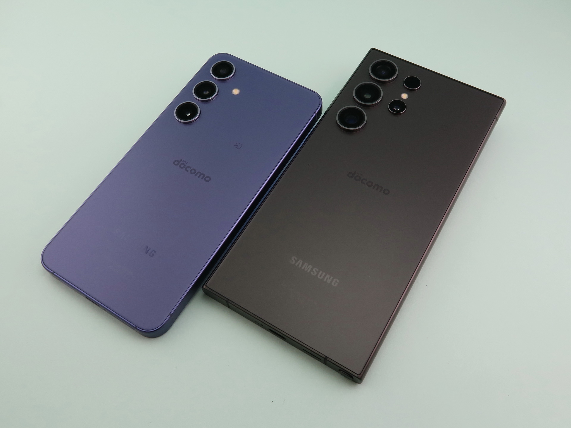 「Galaxy S24」（左）と「Galaxy S24 Ultra」（右）の背面。両機種共に背面カメラは『縦3眼レンズ』デザインを採用