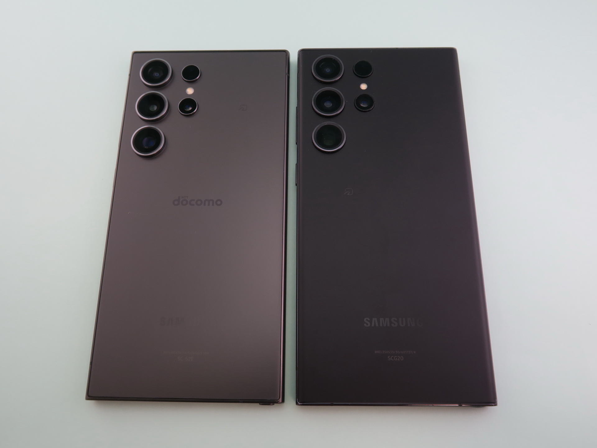 「Galaxy S24 Ultra」（左）と「Galaxy S23 Ultra」（右側）の本体背面。『縦3眼レンズ』のレイアウトは共通だが、両側面付近の湾曲が異なる