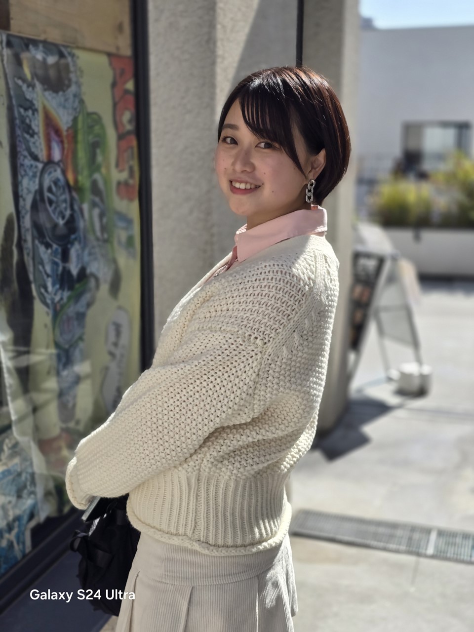 やや逆光のもとで撮影。表情や背景、セーターの質感などもバランス良く再現。モデル：葵木ひな（Twitter：<a href="https://twitter.com/hina1006ta_aoki">@hina1006ta_aoki</a>、所属：<a href="http://bonbon-famin.com/">ボンボンファミン・プロダクション</a>）