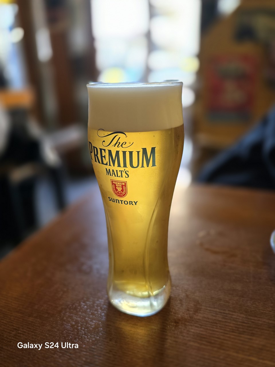 店舗内で、明るい店外をバックに撮影。背景のボケ具合やグラスの質感などもうまく再現できている。グイッと飲みたくなる一枚