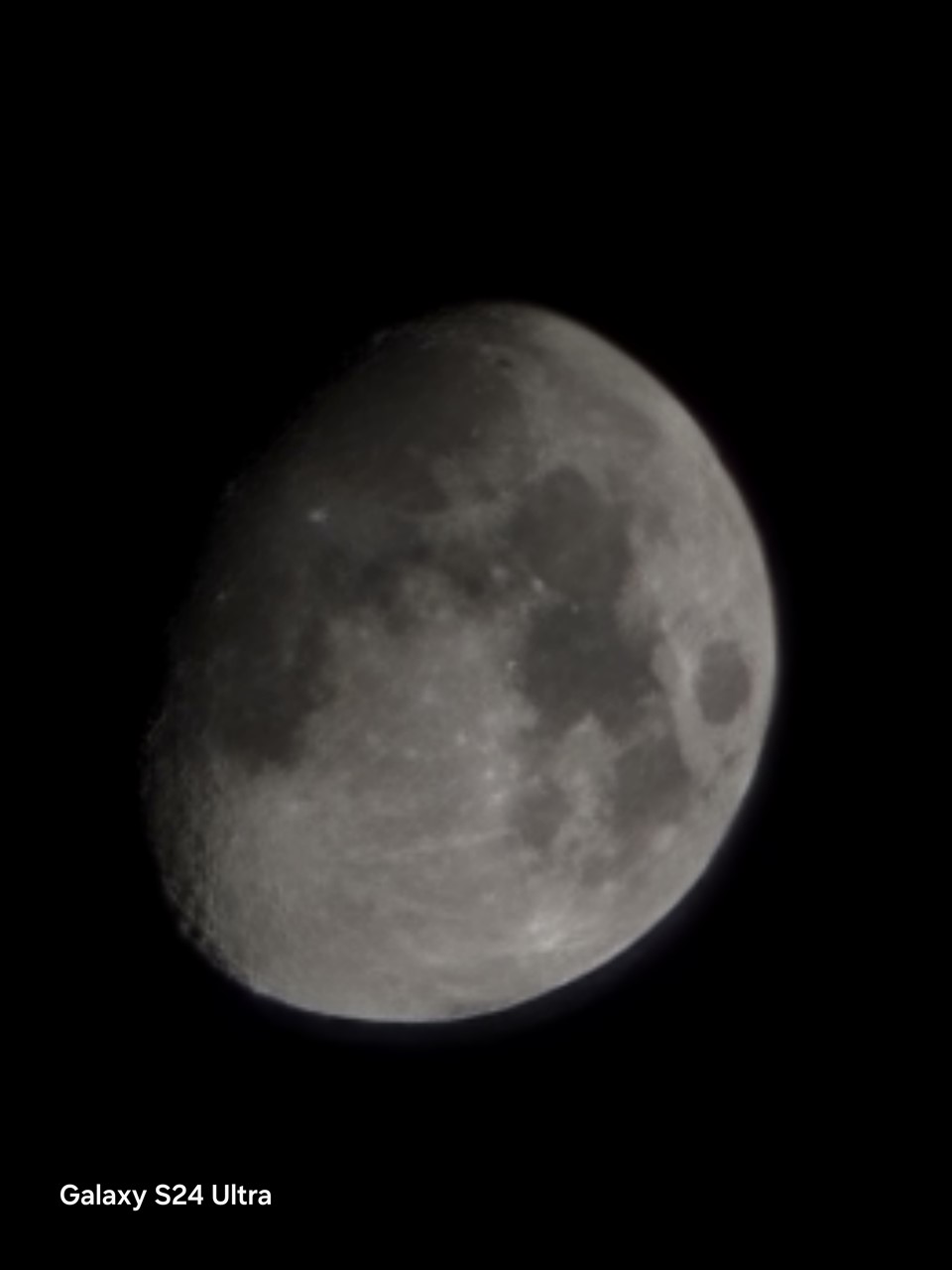 最大100倍スペースズームで撮影。満月ではないため、ちょっと暗めだが、これくらいの写真をスマートフォンで撮れるのは楽しい