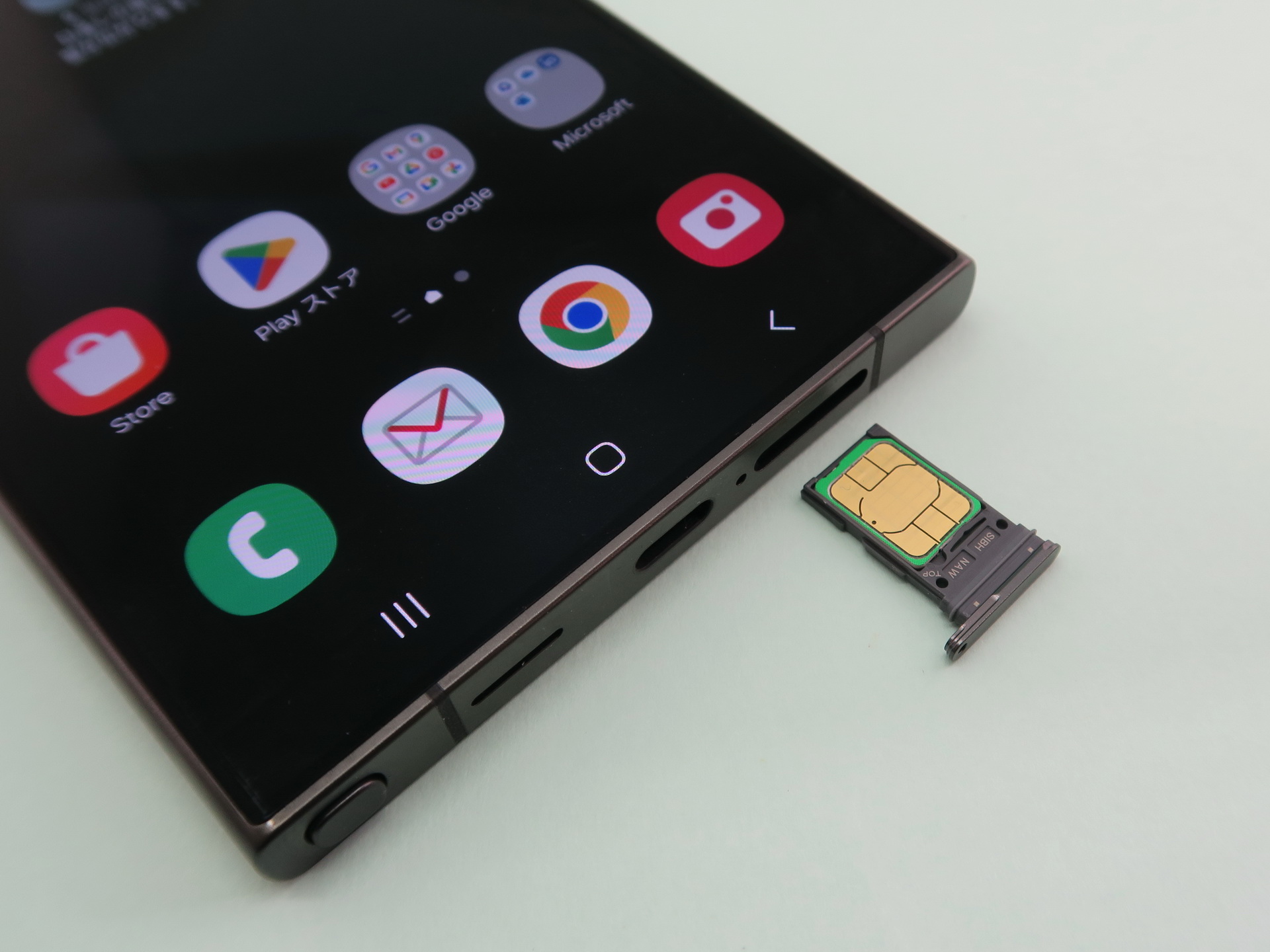 本体下部にピンで取り出すタイプのSIMカードトレイを備える。nanoSIMカード1枚のみを装着可能で、外部メモリーカードは装着できない。eSIMにも対応し、デュアルeSIMでの運用も可能