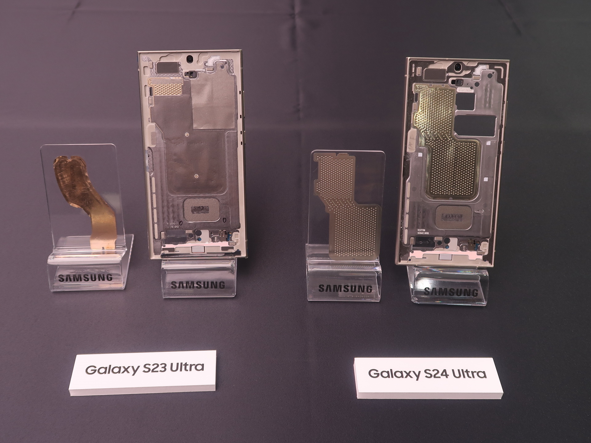 「Galaxy S23 Ultra」（左）に比べ、「Galaxy S24 Ultra」（右）はベイパーチャンバー（銅色のパーツ部分）がひと回り大きい。表面の仕上げも異なる