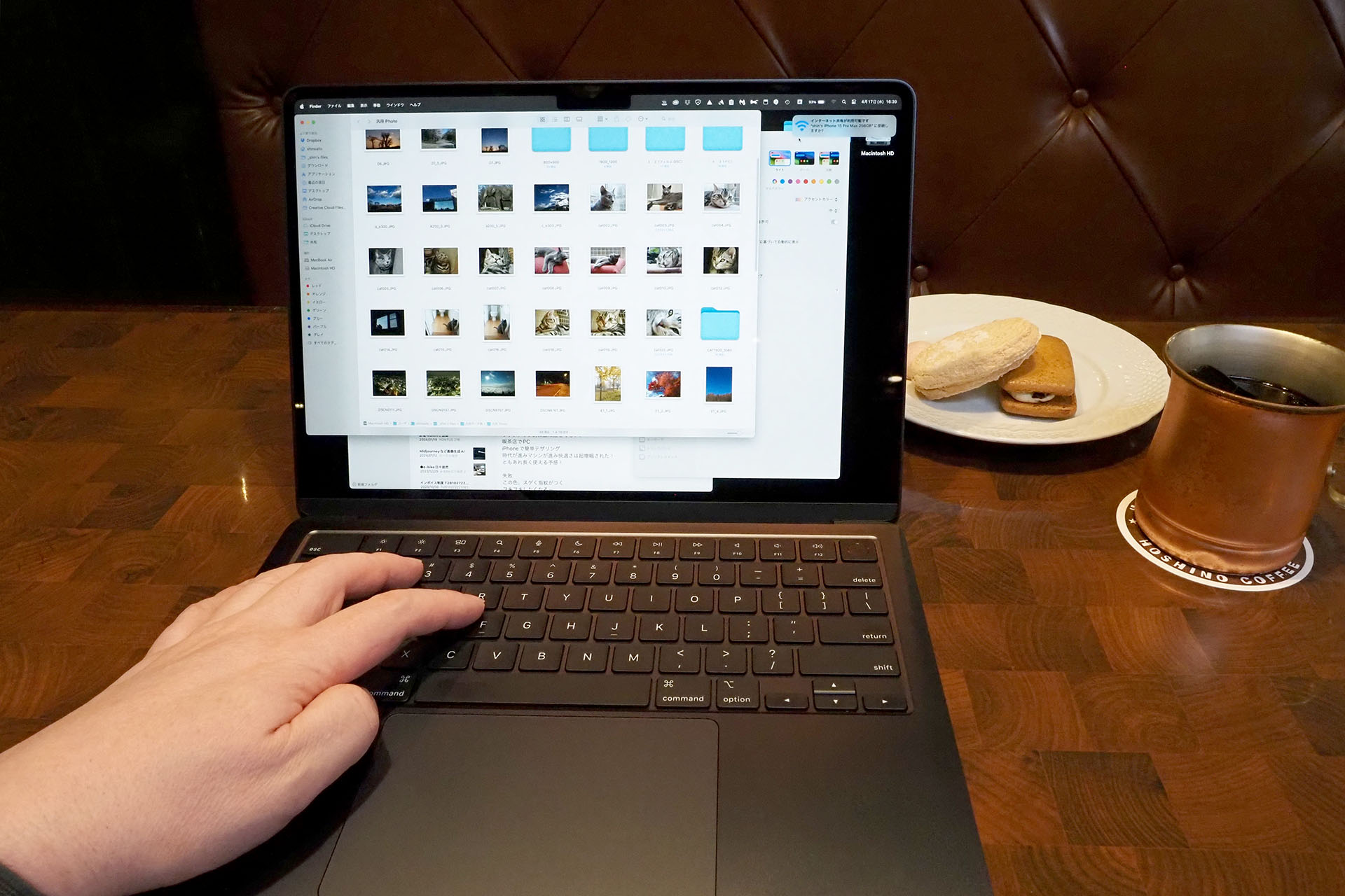 なーんか外に出てコンピューティングしたいニャー的な気分のときは、あんまり必要性はないものの、カフェなどでM3 MacBook Air 13インチを使用。タブレットで済むようなことをM3 MacBook Air 13インチで行っている感じではあるが、キーボードとトラックパッドが使えつつ仮想デスクトップ（Mission Controlの操作スペース）が使えると、やっぱりイロイロとスムーズに捗る。