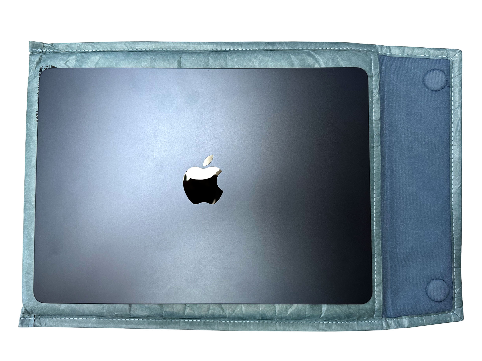 M3 MacBook Air 13インチを入れるには少し大きめ。でもブカブカってほどでもなく、M3 MacBook Air 13インチと小物を同時に入れるのにちょうどいい感じ。