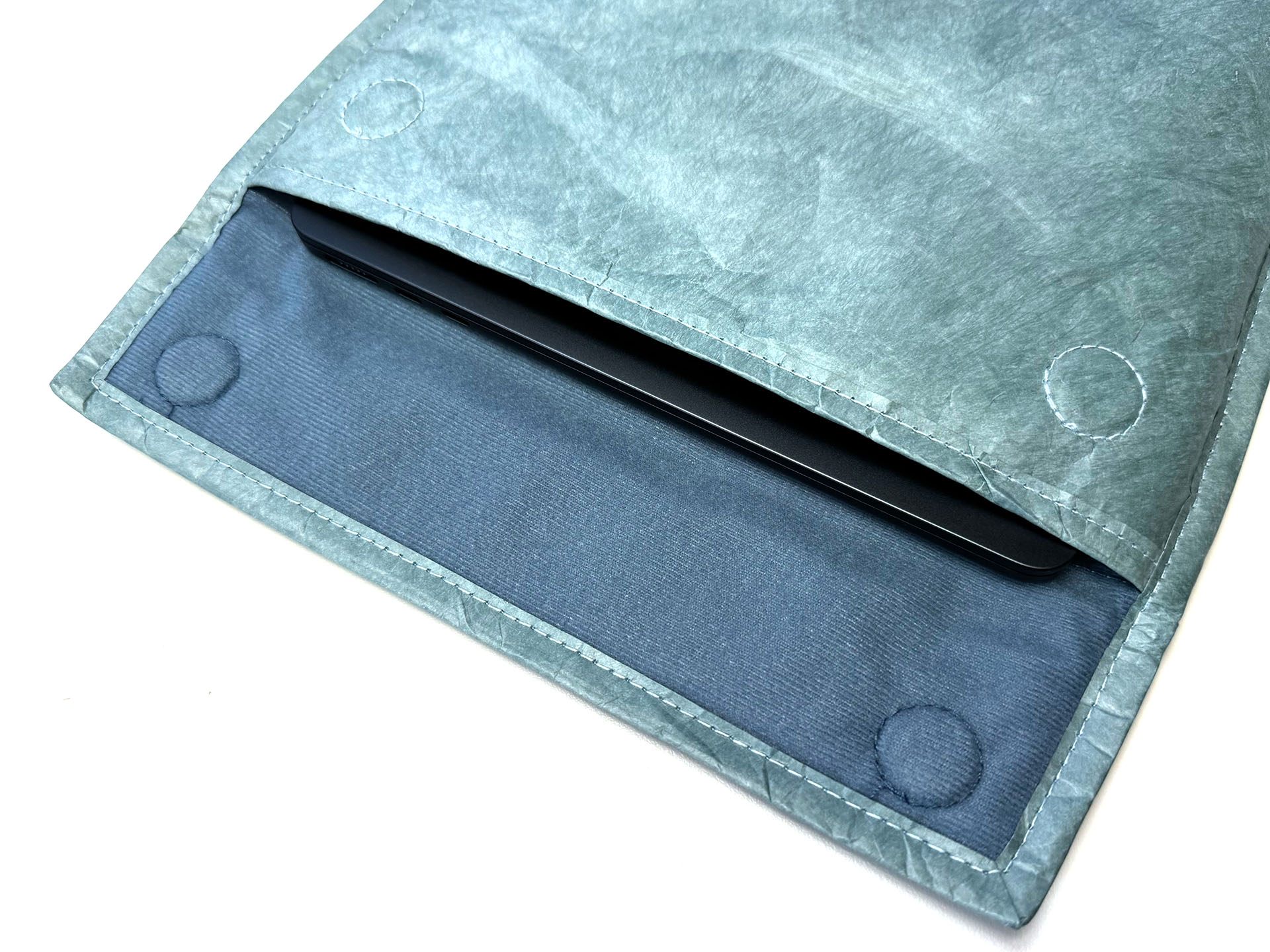 封筒の口を閉じるとマグネットで吸着。けっこうしっかり閉じられる。