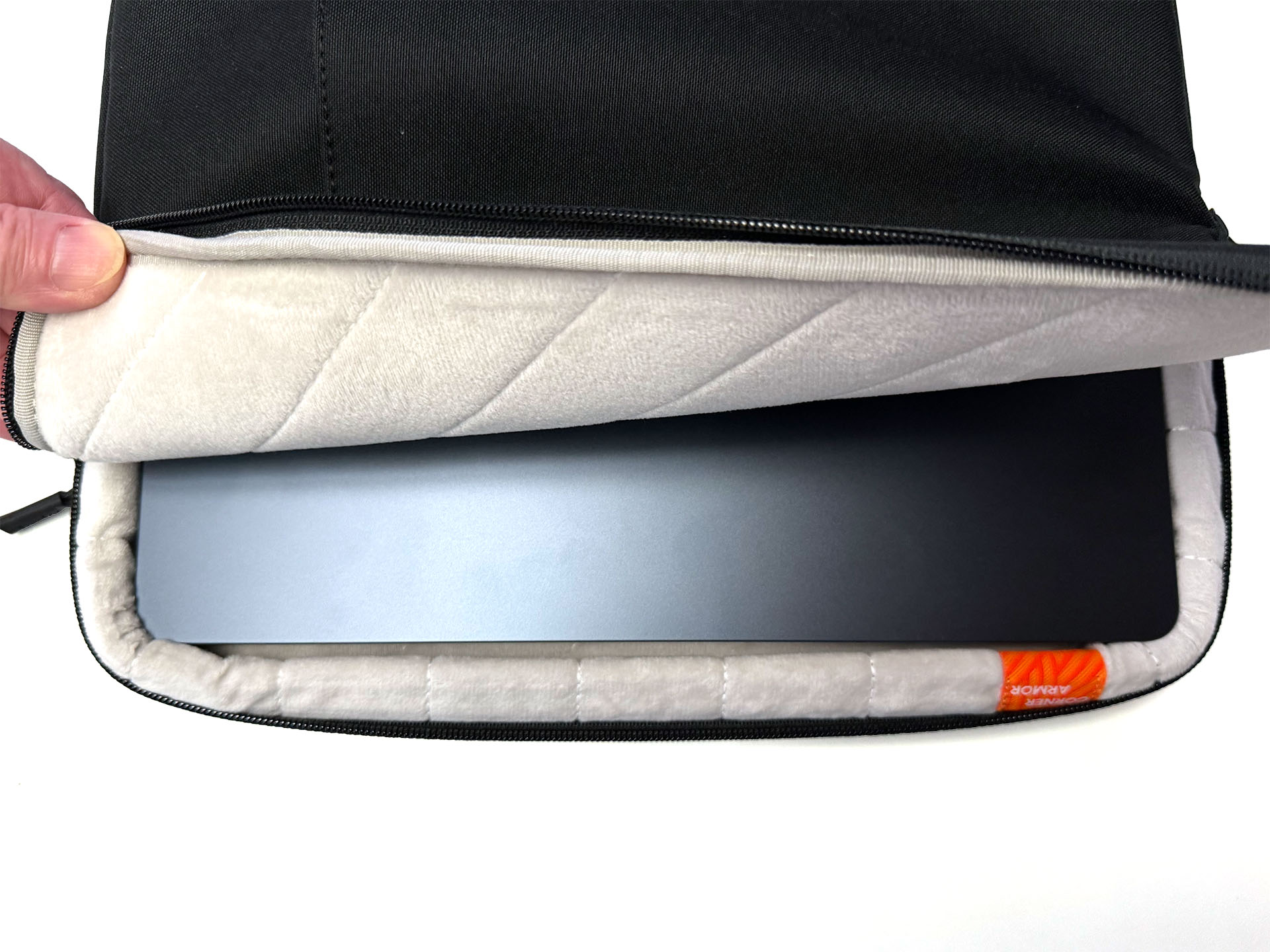 M3 MacBook Air 13インチがピ?ッタリ入る！　主室にはM3 MacBook Air 13インチだけ入れたり、プラスしてクリアファイルに入れたA4書類を入れたりできる。小物類はフロントポケットに、みたいな。