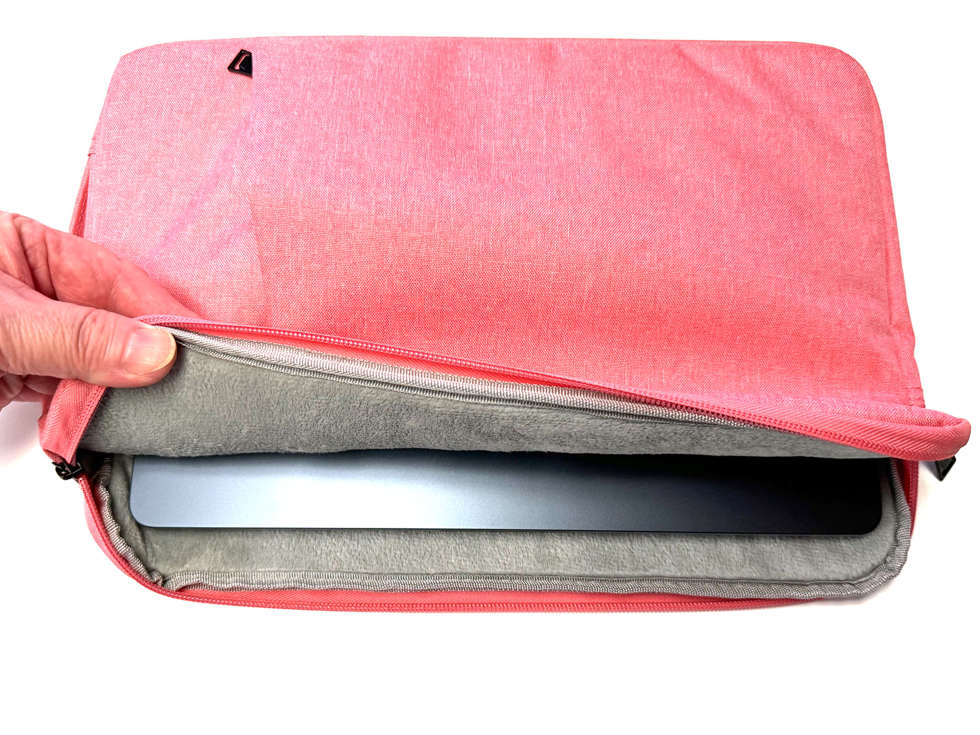 主室にM3 MacBook Air 13インチを入れた様子。けっこう余裕がありつつ収まる。M3 MacBook Air 13インチに加えて、薄めのA4ファイルがピッタリ収まる。M3 MacBook Air 13インチ＋クリアファイルに入れたA4書類は余裕で収まる。