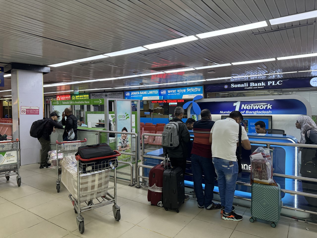 シャージャラル国際空港の到着口に、複数通信キャリアのカウンターがある