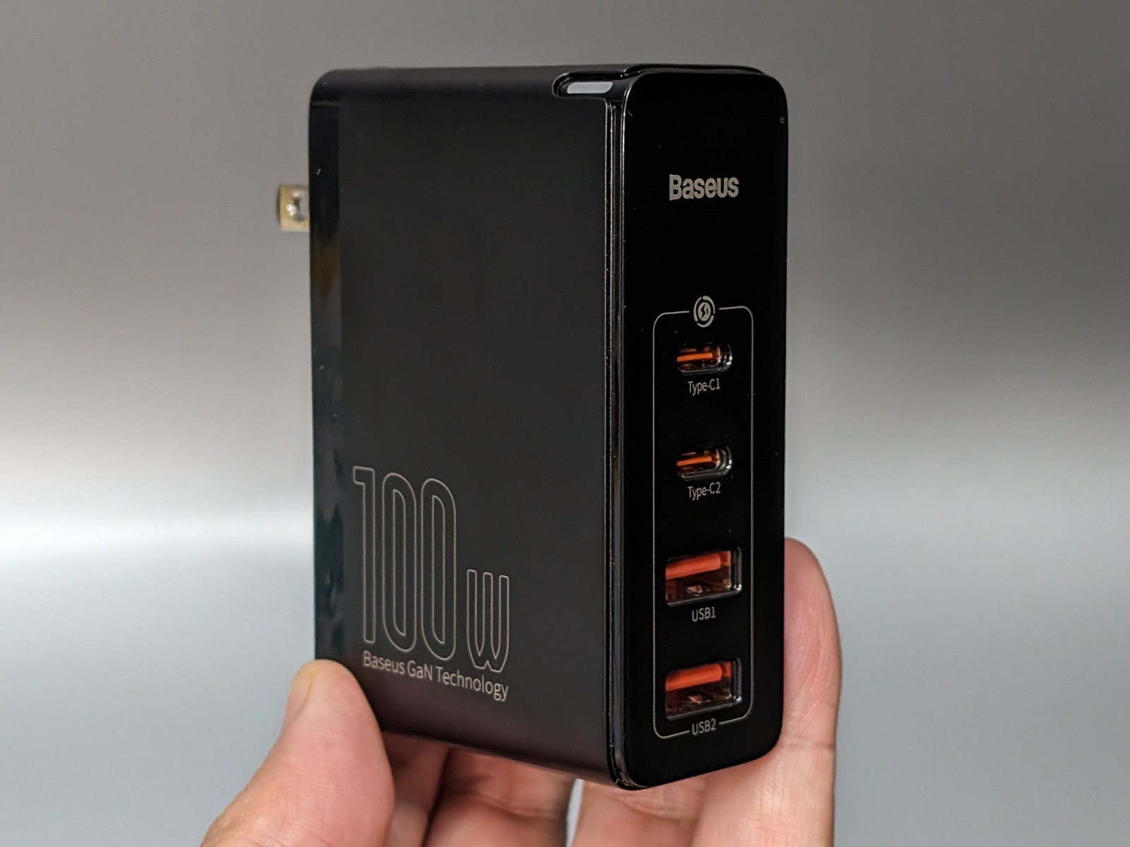 USB Type-CとUSB Type-Aをそれぞれ2ポートずつ搭載する。ボディカラーはブラック以外にホワイトもラインナップされる