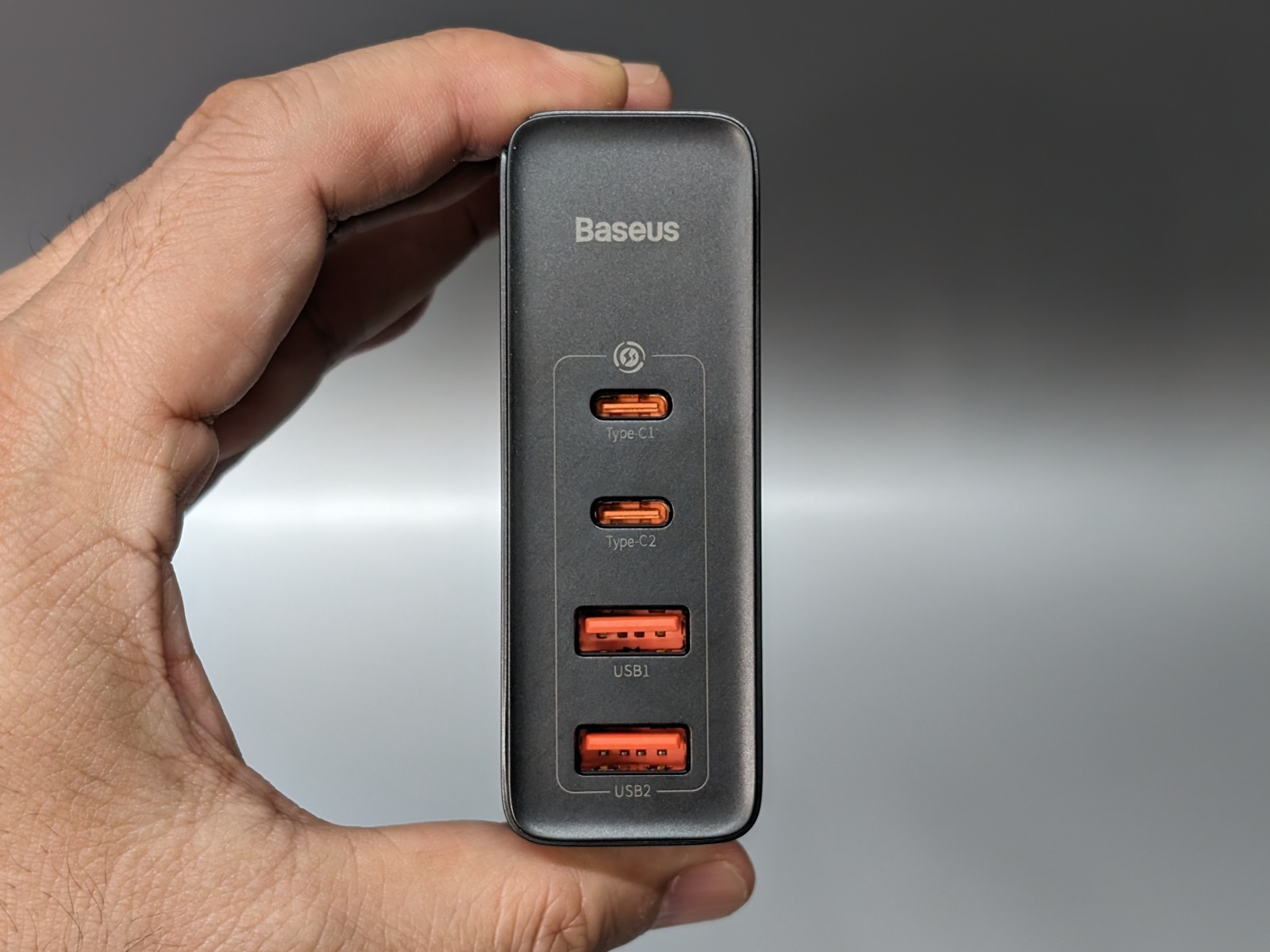 USB Type-Cは単ポート利用時は最大100W、2ポート同時利用時は65W/30Wに対応する