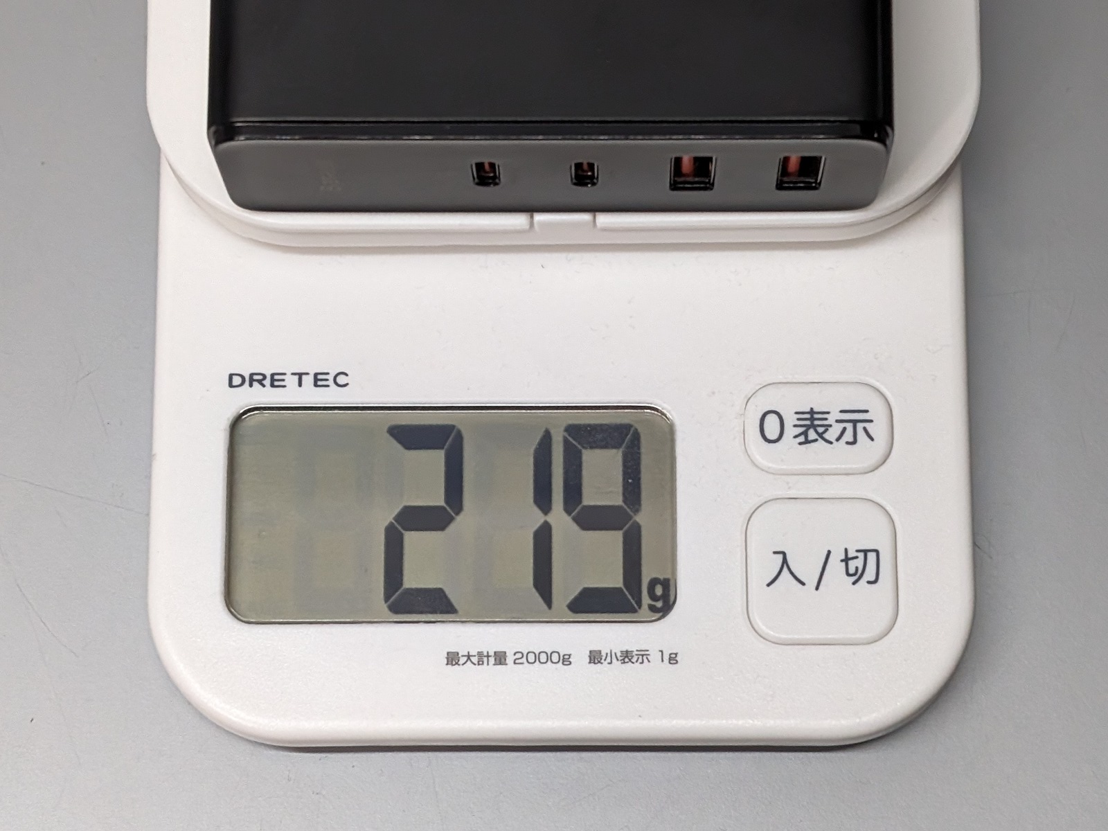 重量は実測219g。特に可もなく不可もなくといったところ
