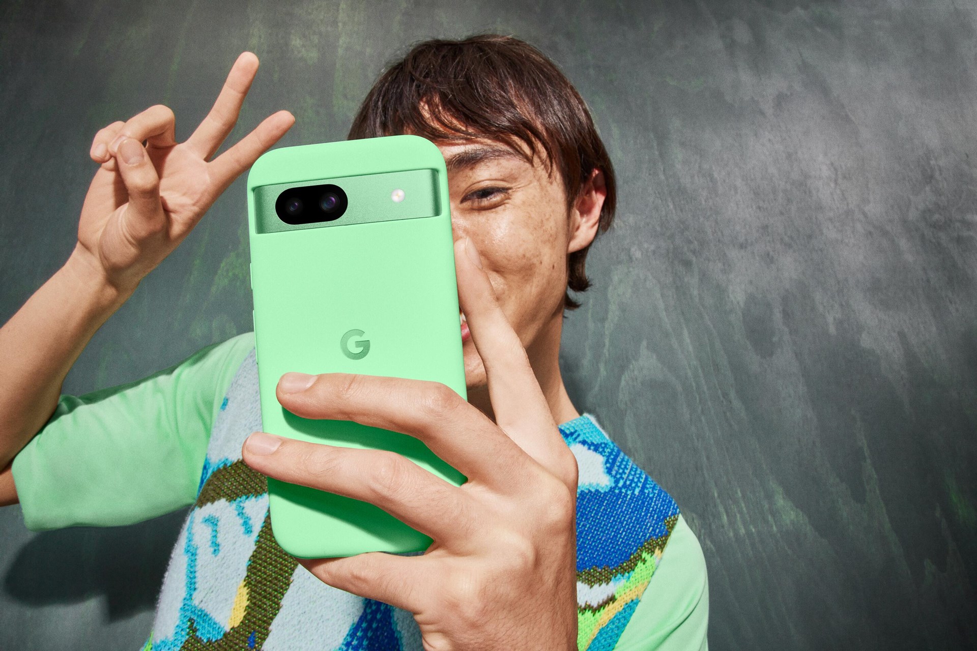 Aloeケースを装着したAloeカラーのPixel 8a