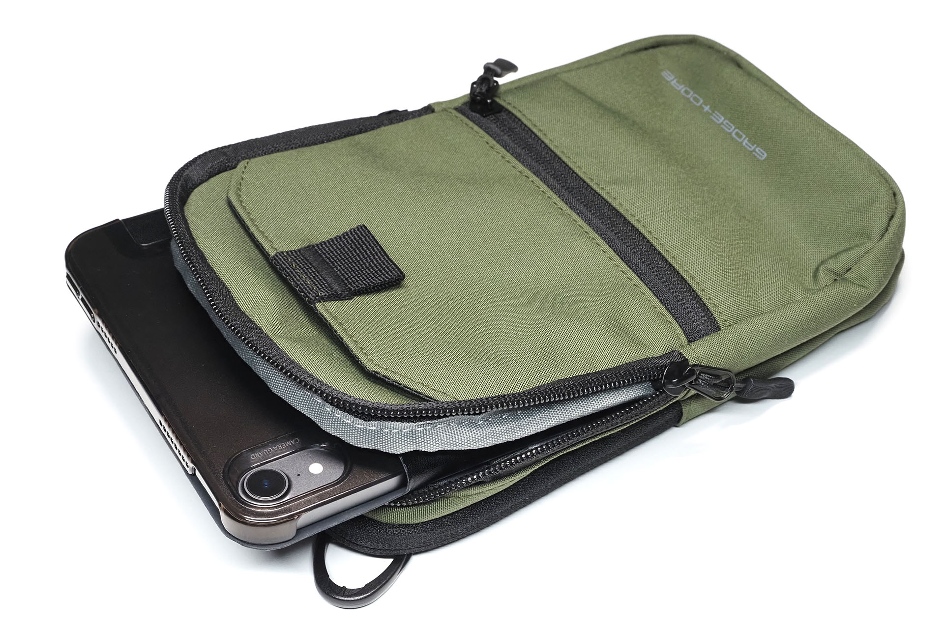 前方のメインルームにはケース入りのiPad miniが収まる。ほんの少し余裕があるので、メインルーム内部前後にあるポケットも利用できる。