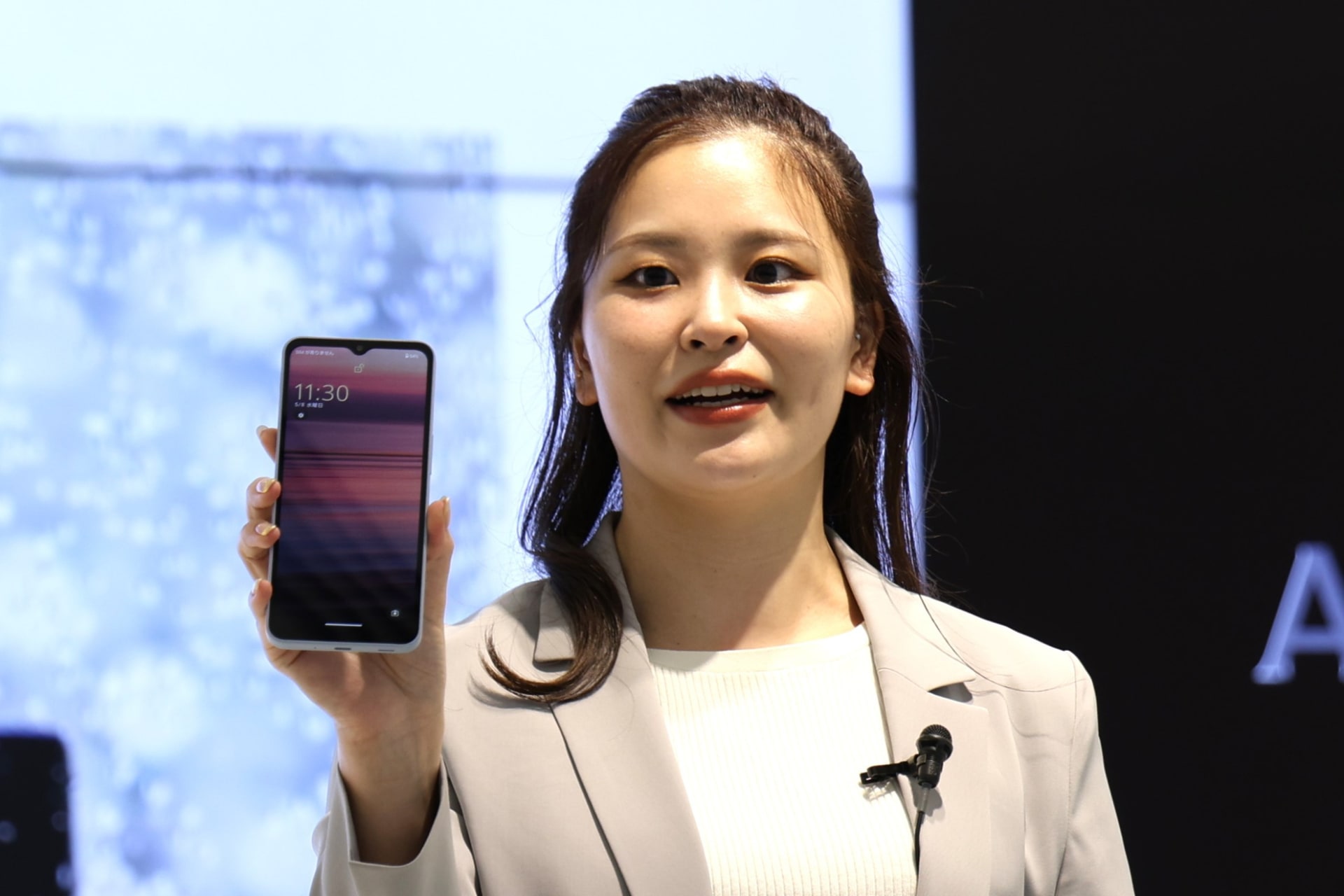 「AQUOS wish4」を落下させても損傷がないことをアピールする福永氏