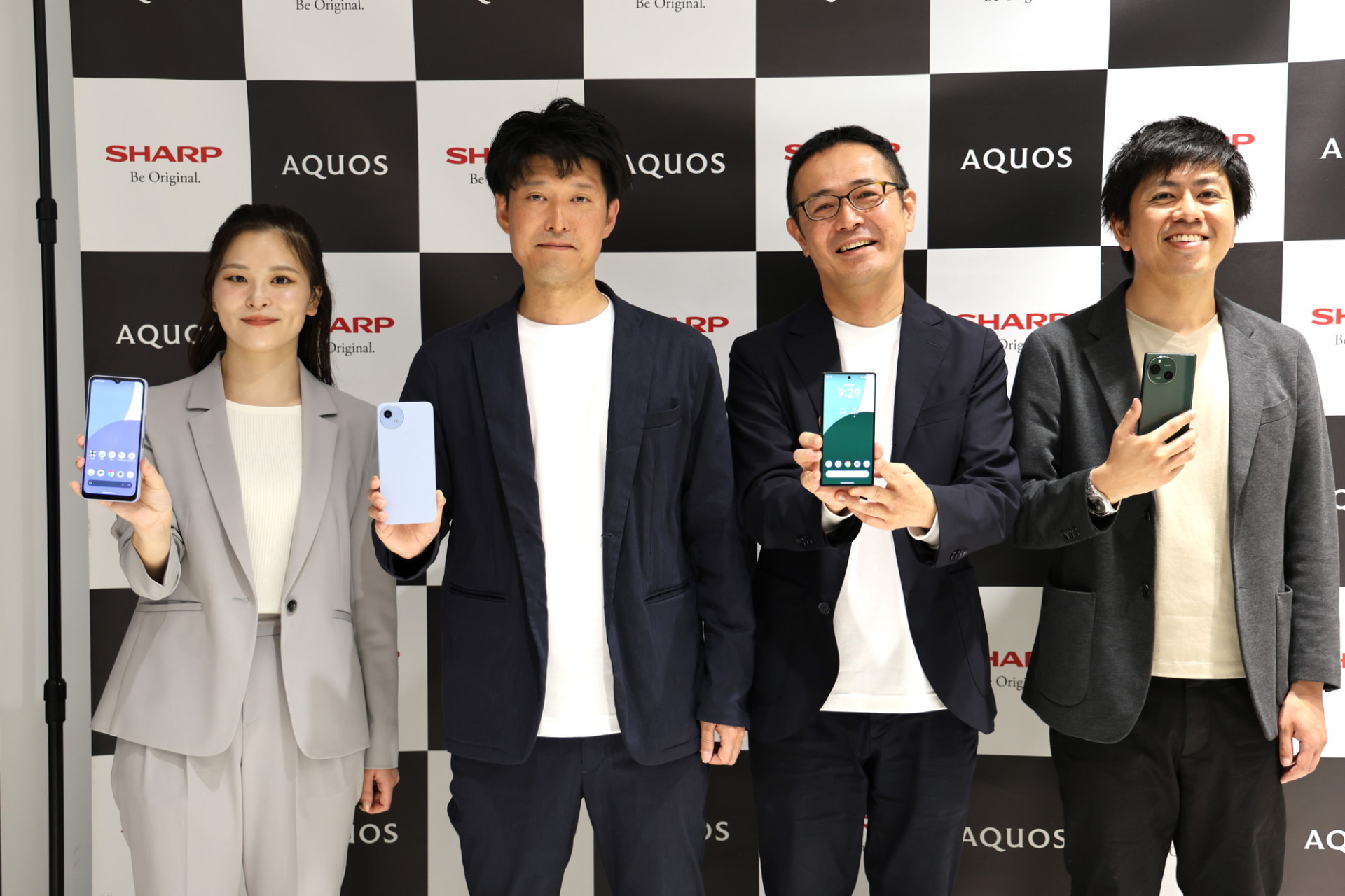 左から通信事業本部 パーソナル通信事業部 商品企画部 主任の福永萌々香氏、通信事業本部 パーソナル通信事業部 事業部長の中江優晃氏、通信事業本部 本部長の小林 繁氏、通信事業本部 パーソナル通信事業部 商品企画部 係長の篠宮 大樹氏