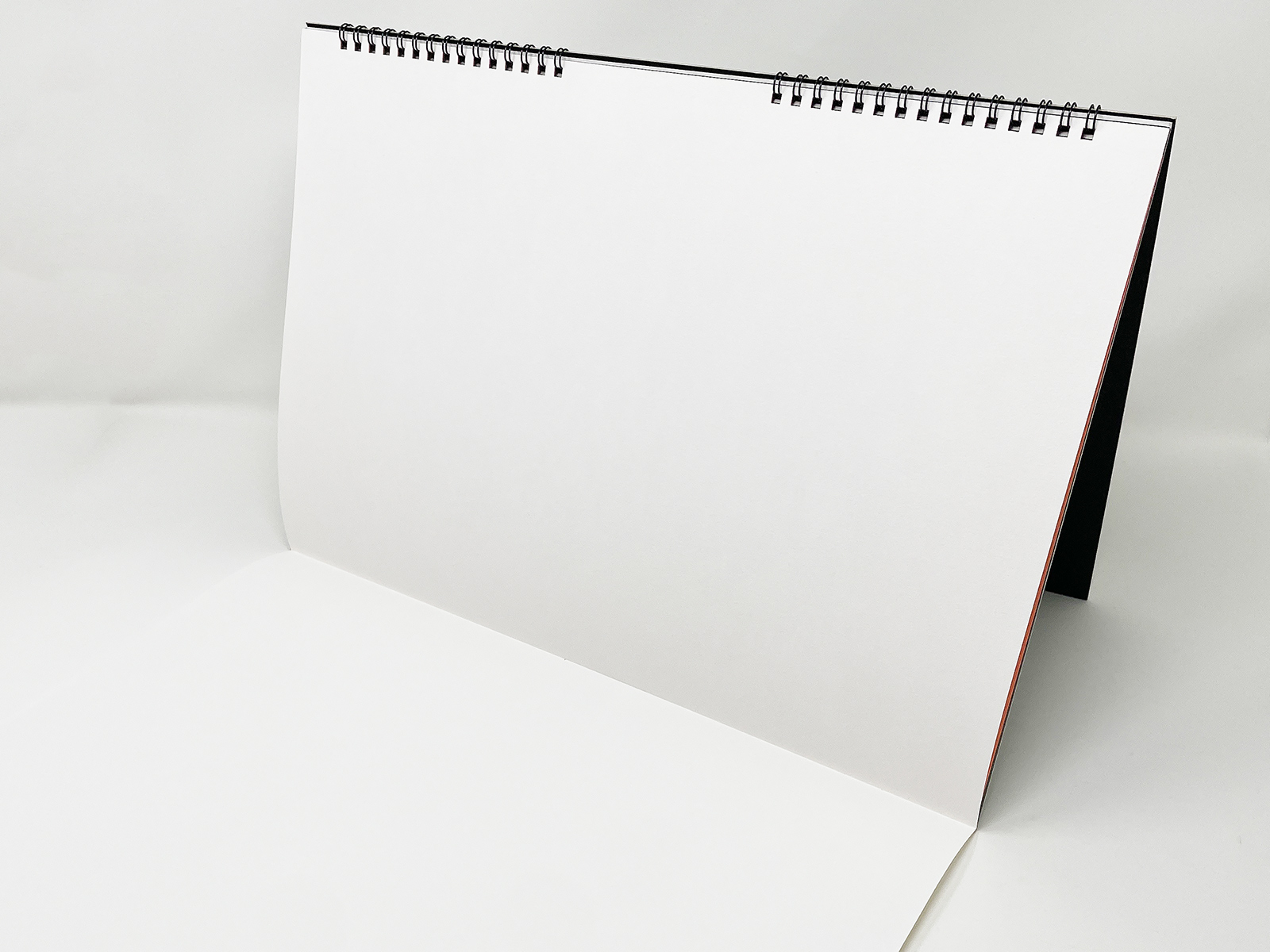 スケッチブックを開いてたてかけて、折りたたまれている紙を展開するだけで、簡易撮影ブースになります。