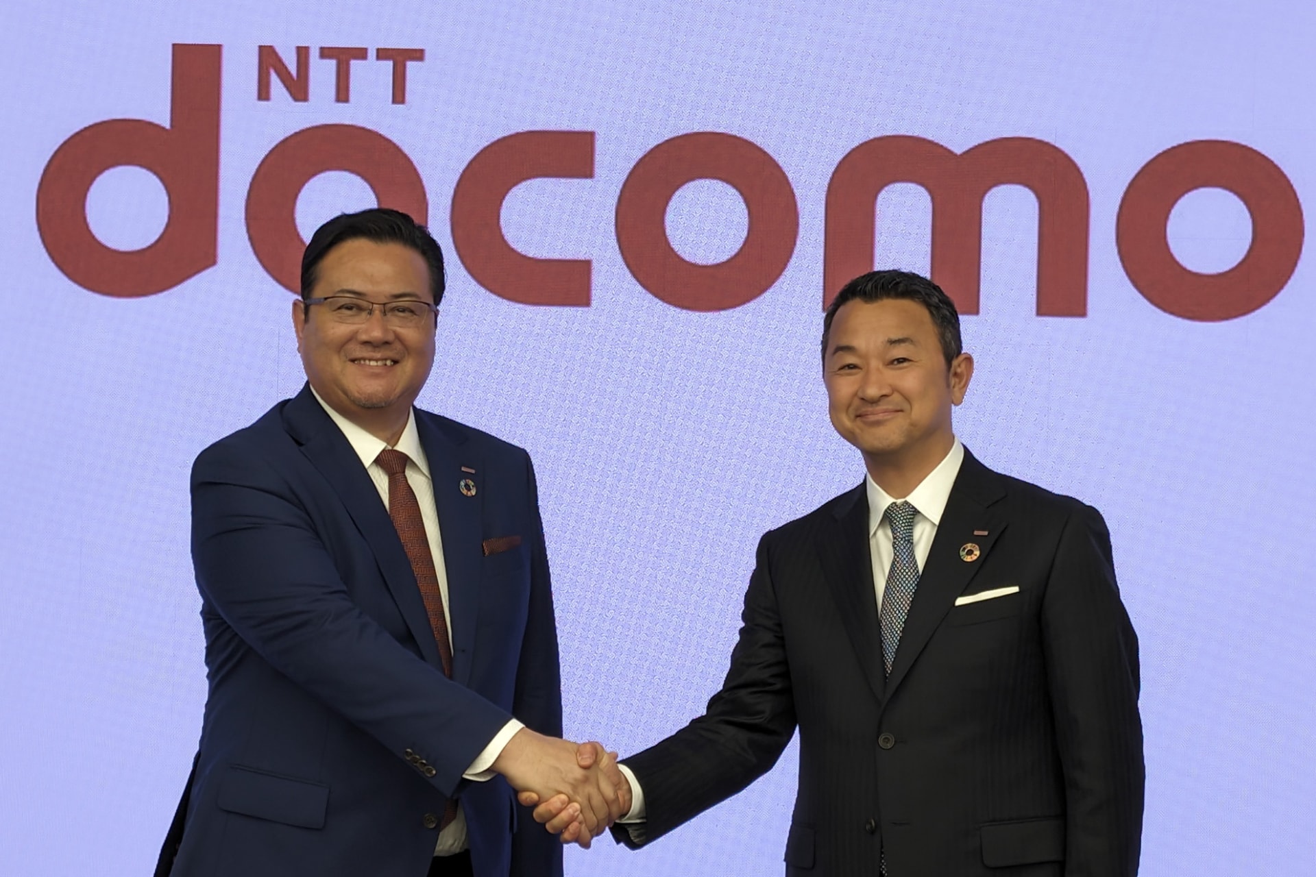 現社長の井伊基之氏と新社長の前田義晃氏