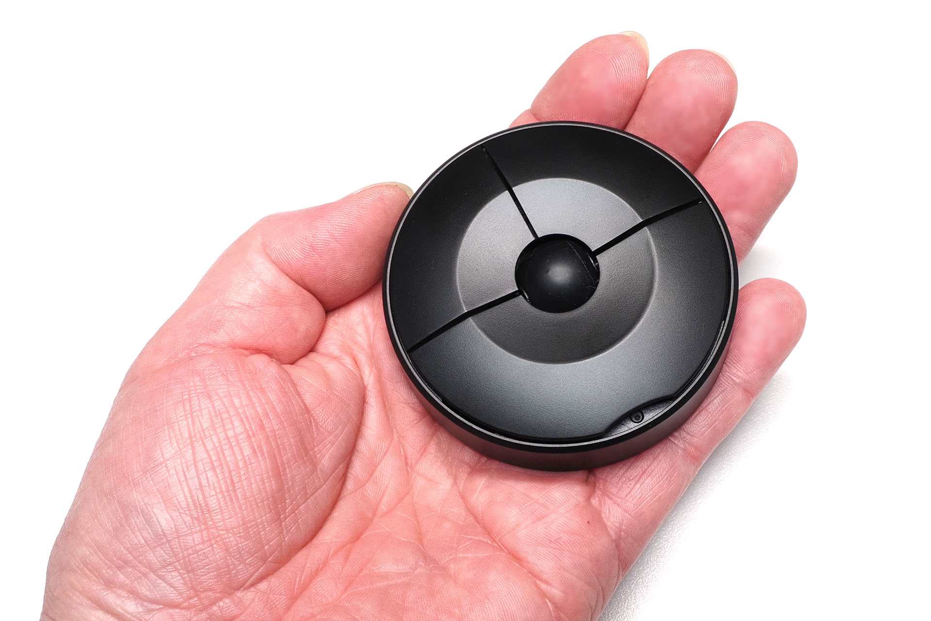 こんなサイズ感。薄めで丸いので、バッグなどへスルリと入る感じで収まる。