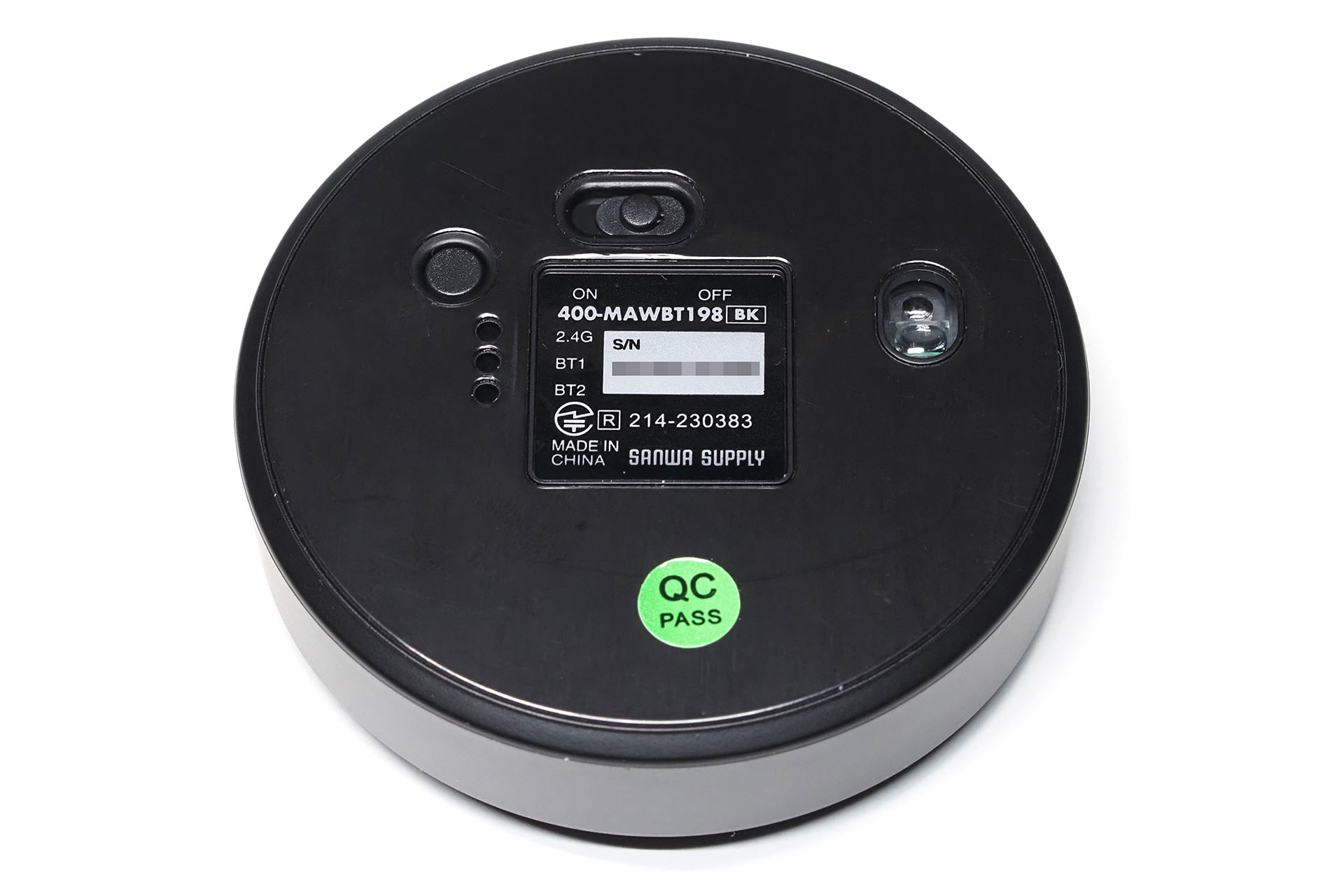 裏側には電源ボタン、接続先選択ボタン、LEDセンサーがある。丸い面全体で机面と接する構造になっている。