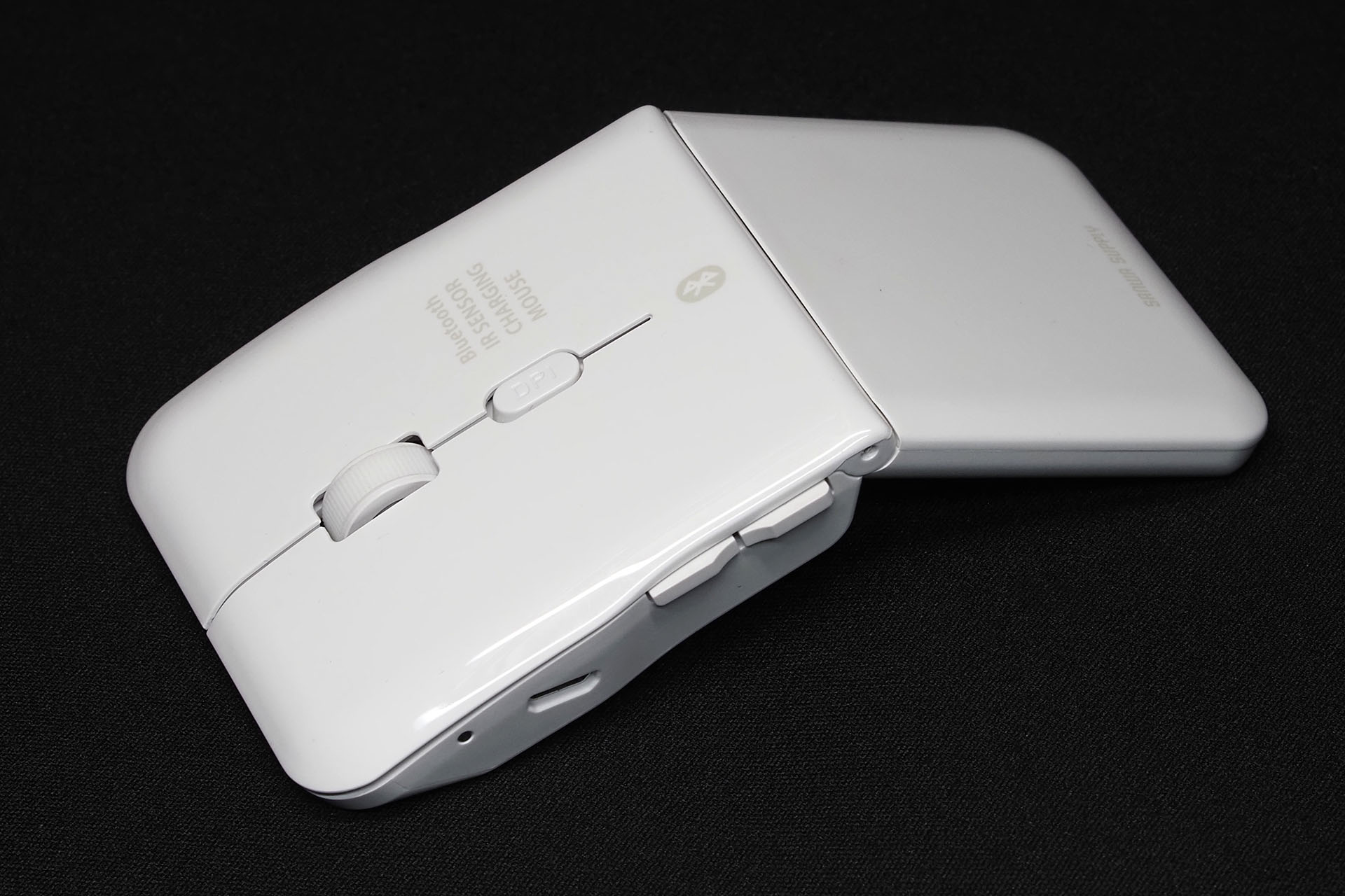 薄型Bluetoothマウス「400-MABT1205W」の使用時の形態。平らな状態（電源オフ）から、この折れ曲がった状態に「パキッ」と変形させると電源がオンになる。