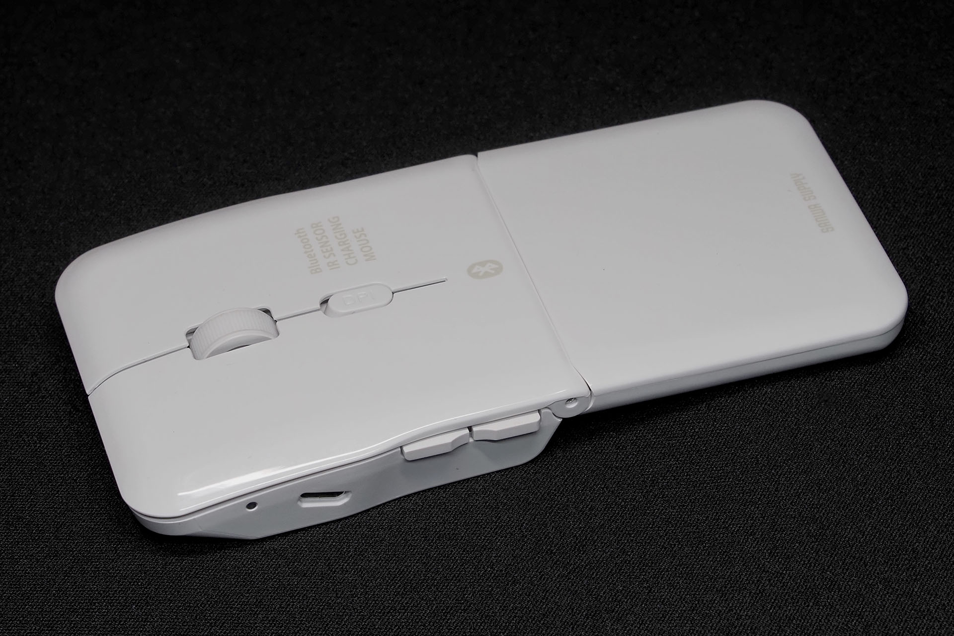 折れ曲がった部分をまっすぐに伸ばすと電源オフとなり、携帯時の形態になる。このときの厚さは約1.8cm。