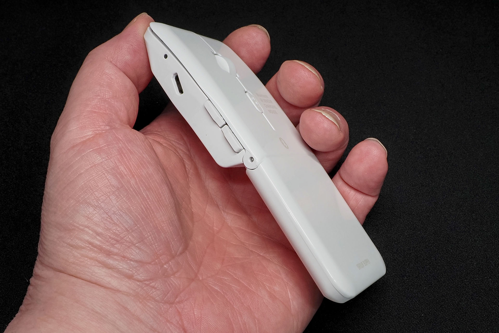 携帯時のサイズは長さ12.14×幅5.78×厚さ1.82cm。とても薄いのでバッグのポケットなどに入れやすく、かさばる感じも希薄だ。