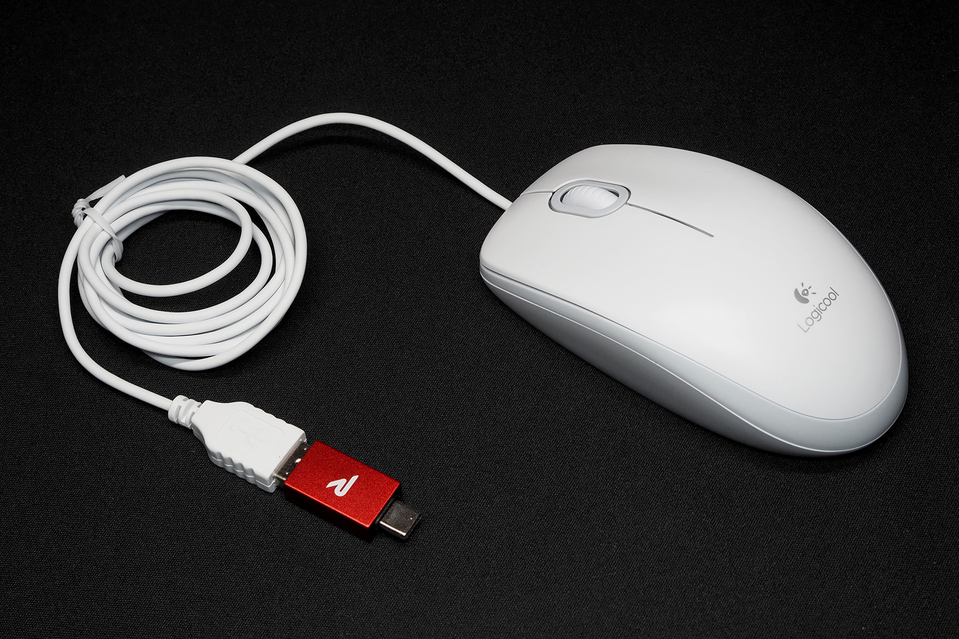 ロジクール「M100r」をトラブル回避用として手近に置いている。フツーに快適に使えるマウスだ。赤いのはUSB-A/USB-C変換アダプター。