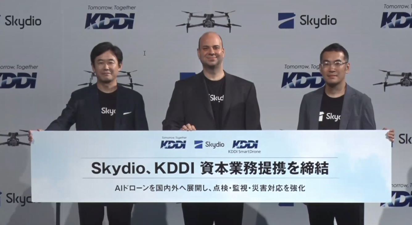 左からKDDI 松田氏、Skydio モス氏、KDDIスマートドローン 博野氏